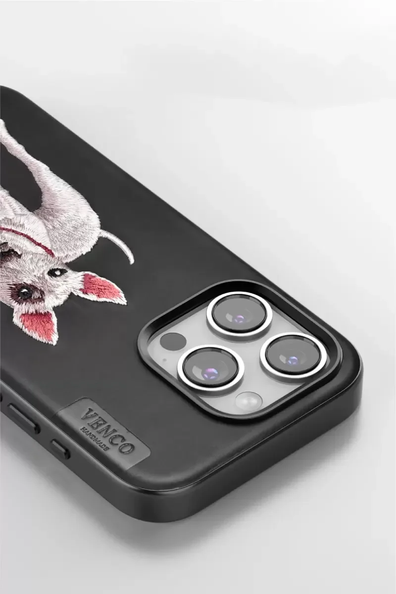iPhone 14 Pro Max ile Uyumlu Perma Desenli Kapak - Siyah Deri Görünümlü Köpek Figürlü Şık Telefon Kılıfı
