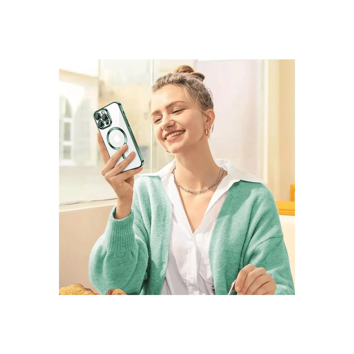 iPhone 15 Pro Max Kross Magneticsafe Kırmızı Kılıf - Ultra Şeffaf ve Güçlü Manyetik Bağlantı