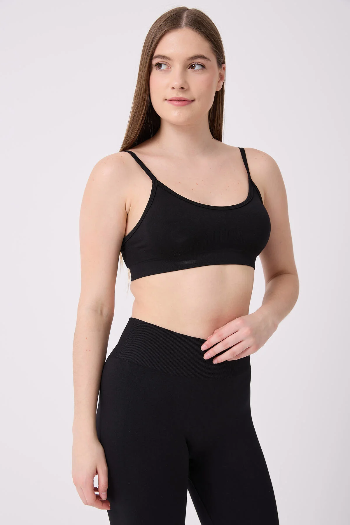 İrin Model İnce Askılı Pedli Toparlayıcı Spor Büstiyer