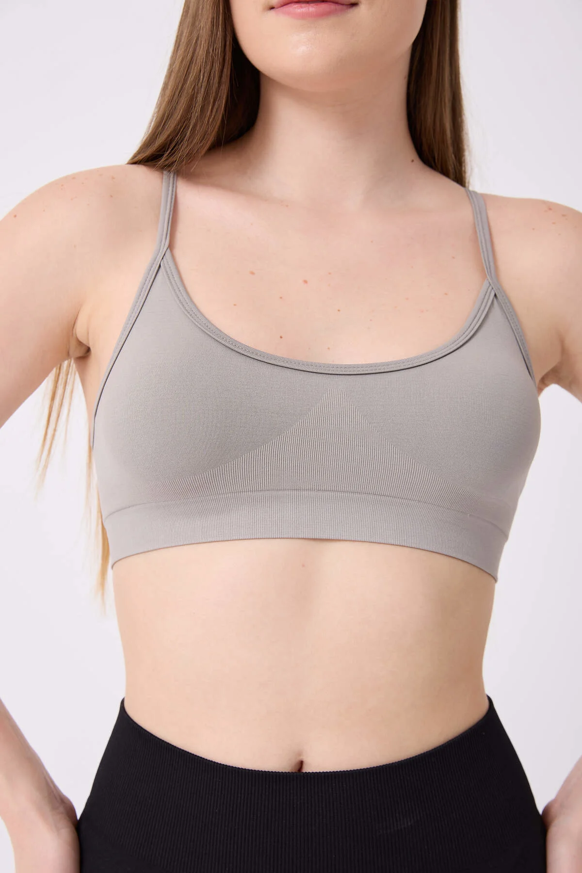 İrin Model İnce Askılı Pedli Toparlayıcı Spor Büstiyer