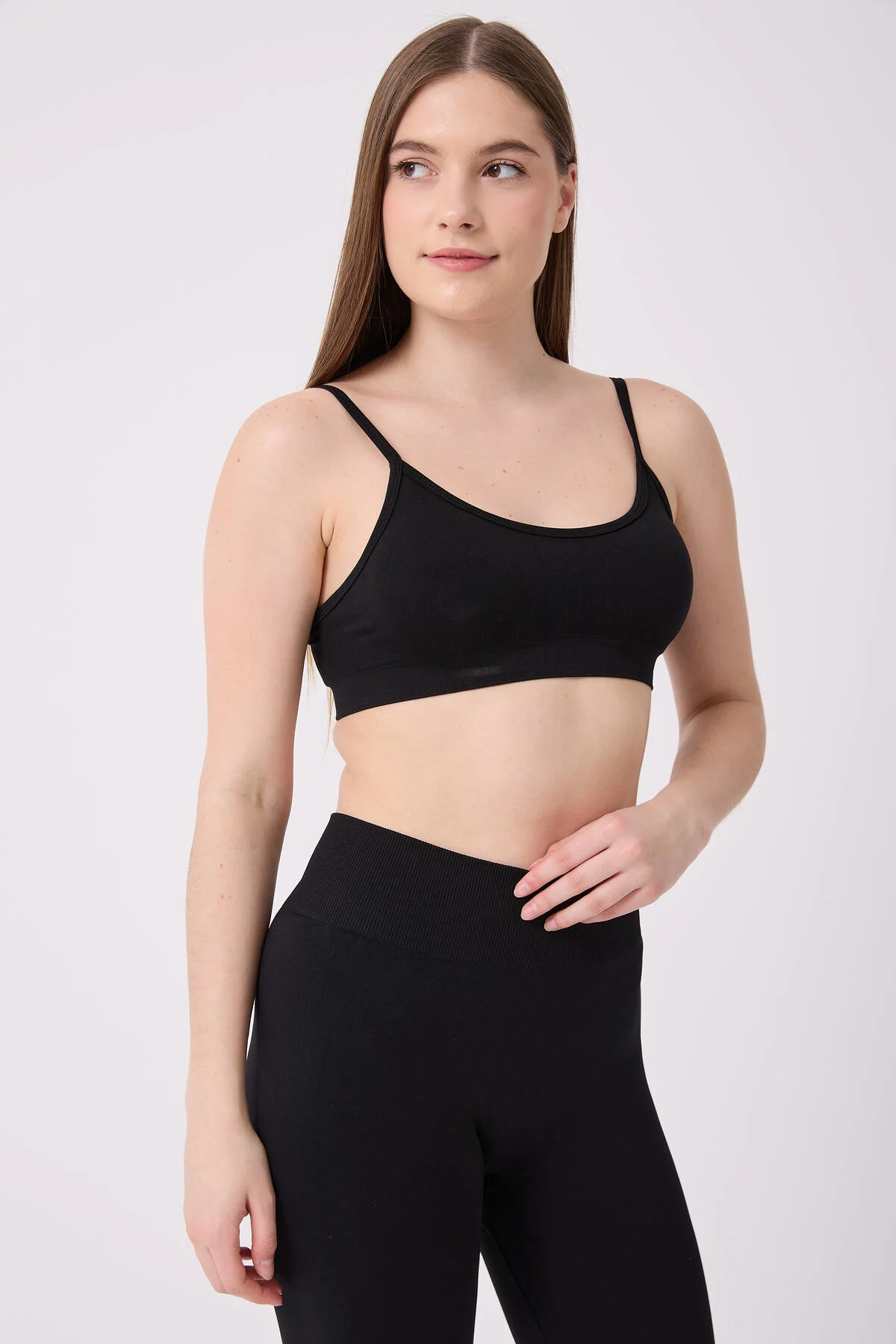 İrin Model İnce Askılı Pedli Toparlayıcı Spor Büstiyer
