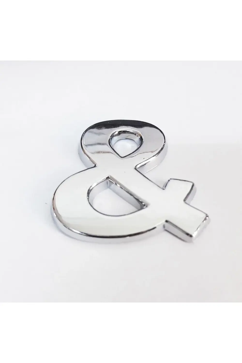 & İşareti 3,75 cm Krom Yapışkanlı