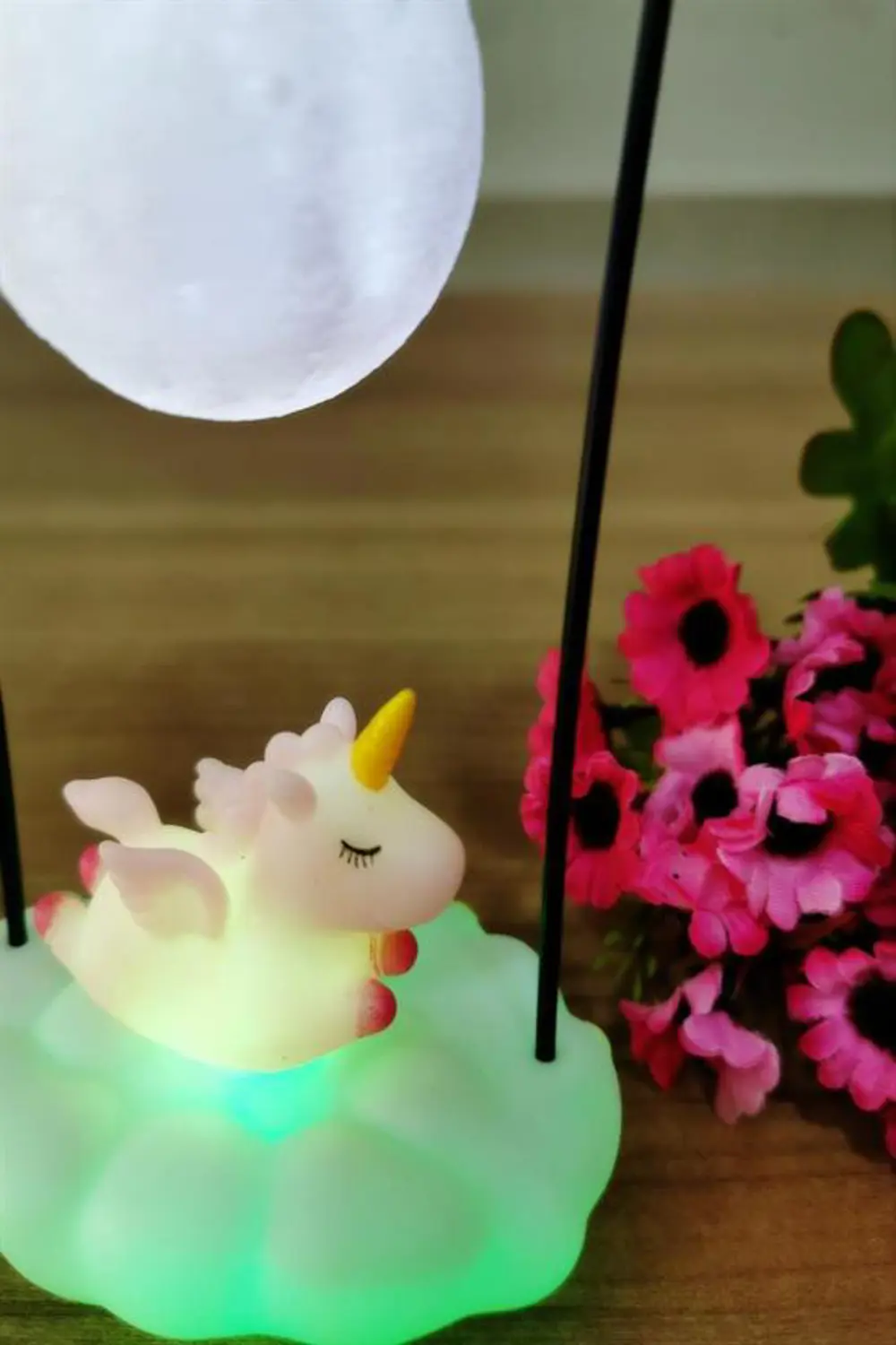 Işık Altında Sallanan Renk Değiştiren Unicornlu Gece Lambası (474