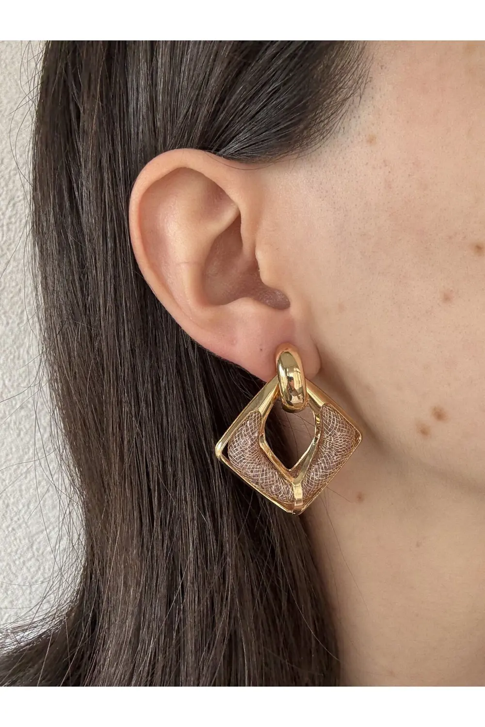 Atelier Emine İşıltı Detaylı Gold Küpe