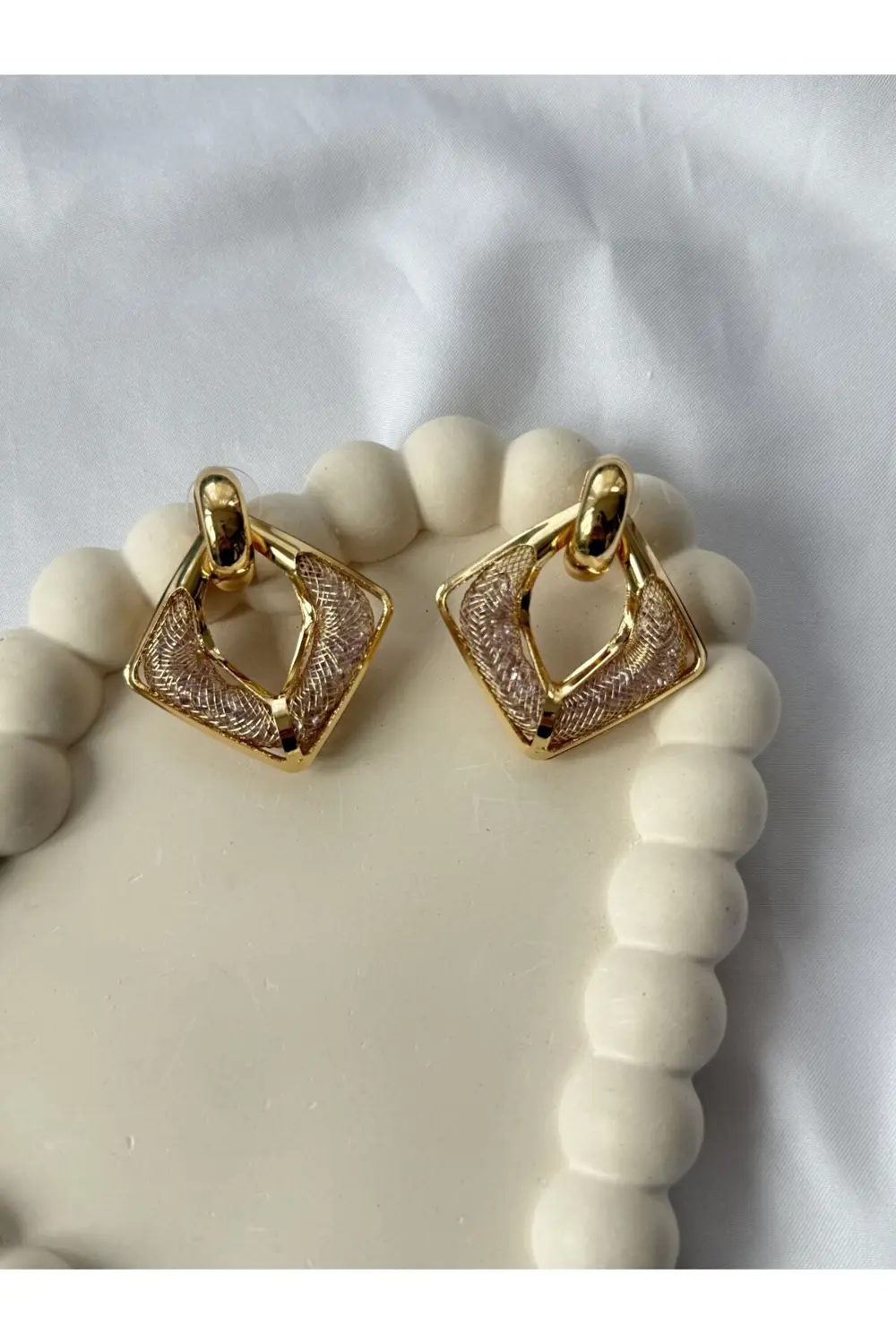 Atelier Emine İşıltı Detaylı Gold Küpe