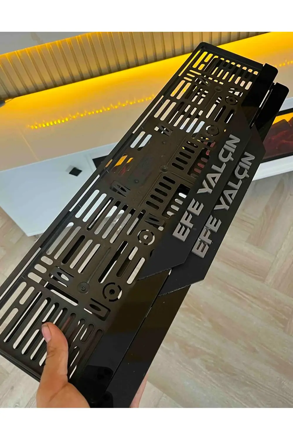 İsme Özel Kabartmalı Siyah Pleksi Plakalık