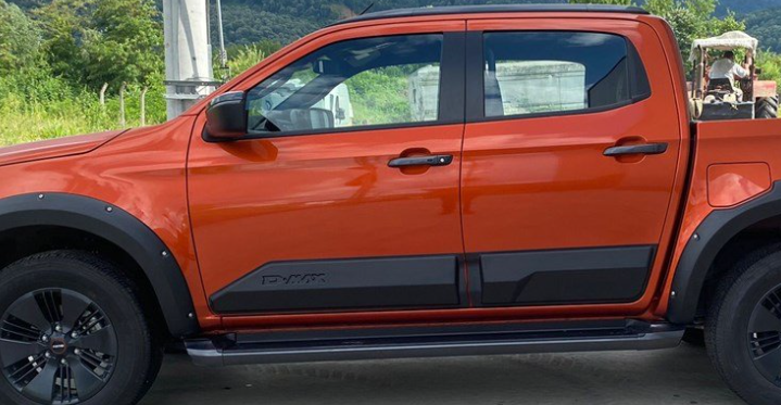 İsuzu D-Max Uyumlu Gövde Kaplama Yan Kapı Koruma 2020 / 2023 Parç