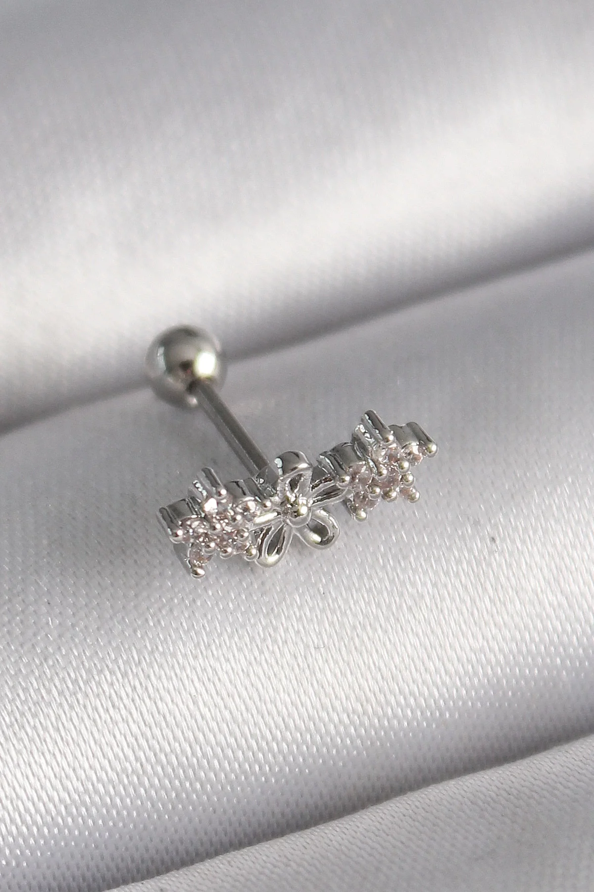 316L Çelik Gümüş Renk Zirkon Taşlı Çiçek Tragus Piercing 316L Çelik Gümüş Renk Zirkon Taşlı Çiçek Tragus Piercing