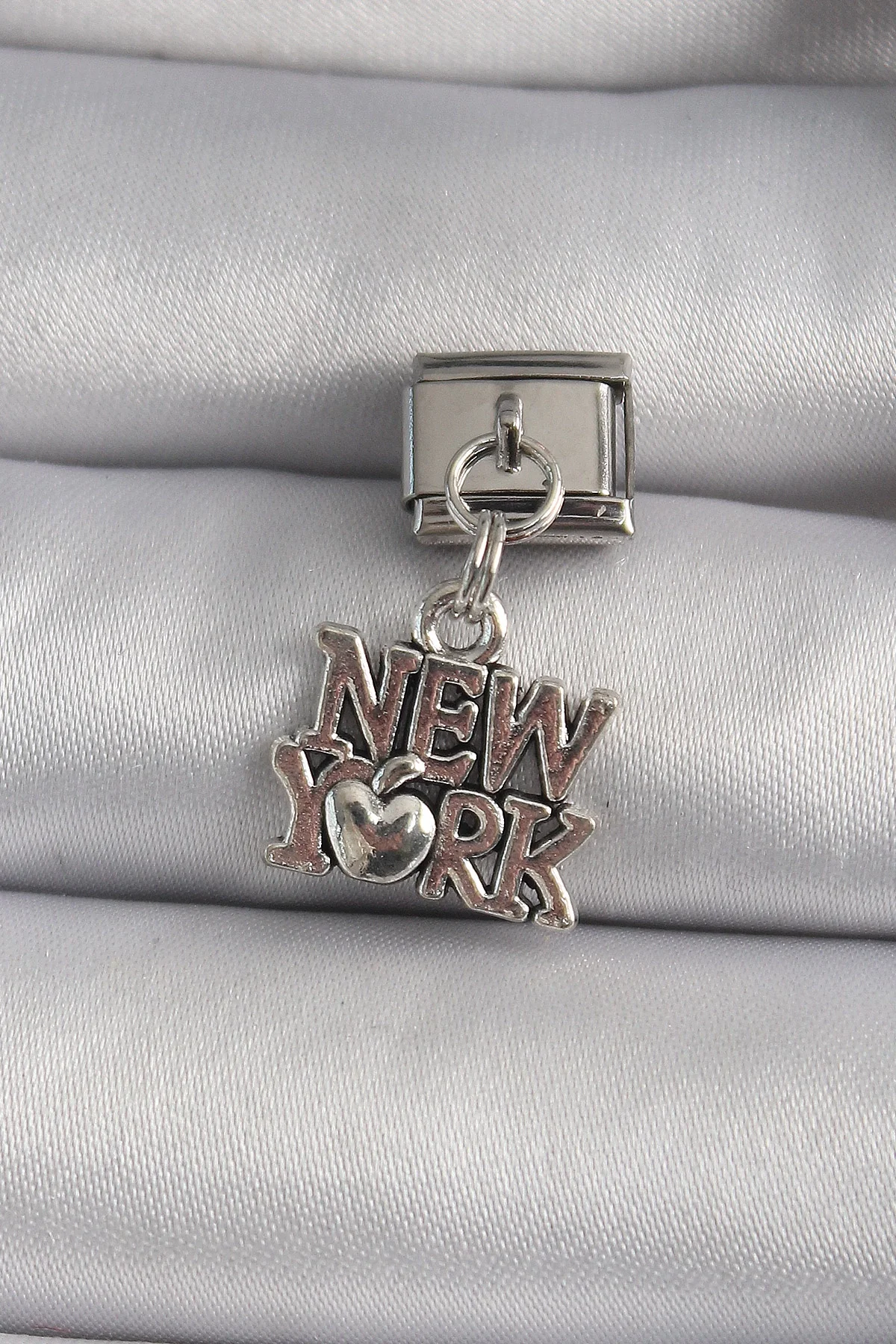 316L Çelik Gümüş Renk Sallantı New York Yazı Model Nomination Charm 316L Çelik Gümüş Renk Sallantı New York Yazı Model Nomination Charm
