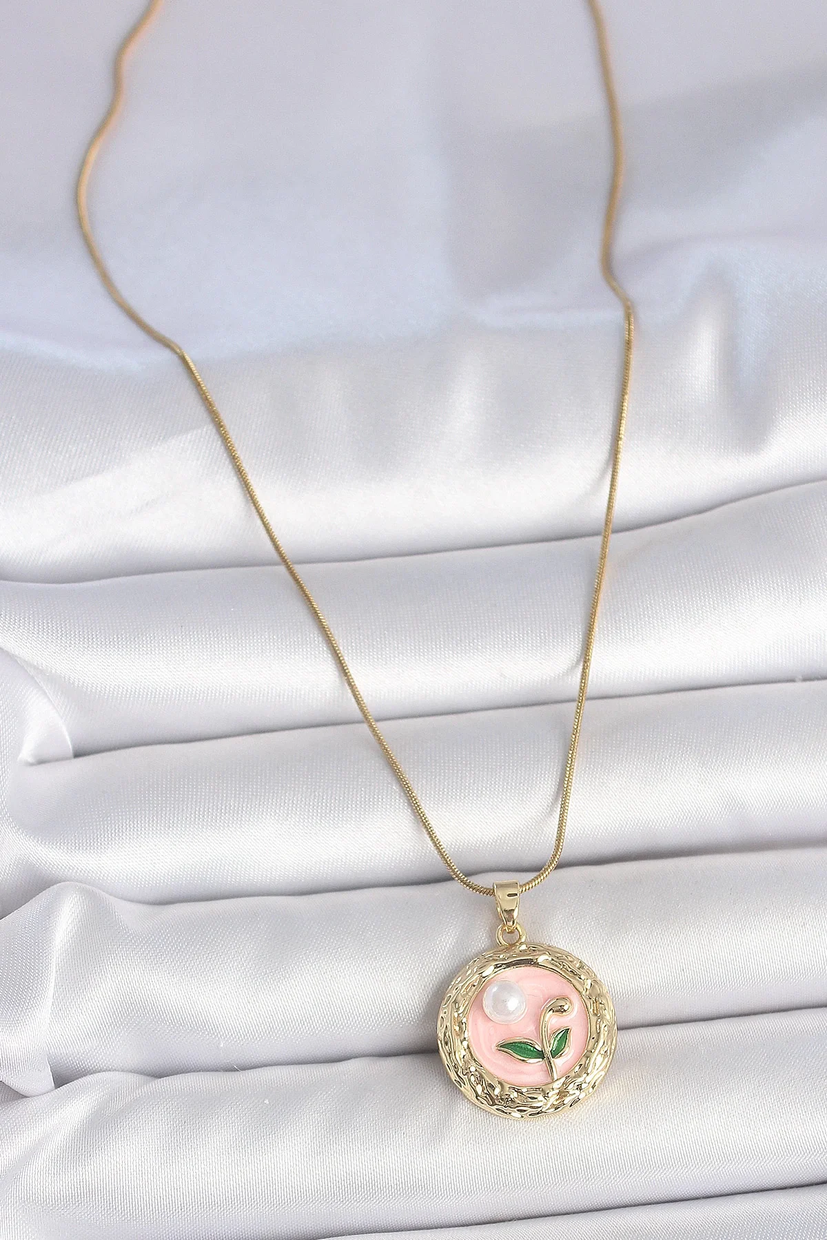 316L Çelik Gold Renk Zincir Pembe Çiçek İşlemeli inci Detay Portre Model Kadın Kolye Fiyatı, Yorumları ve Özellikleri