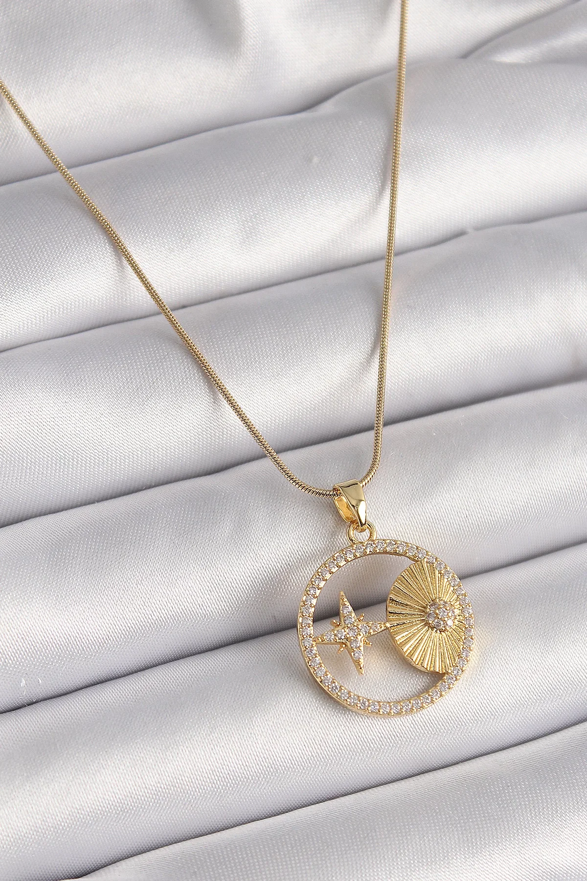 316L Çelik Gold Renk Zincir Zirkon Taşlı Yıldız İşleme Madalyon Model Kadın Kolye 316L Çelik Gold Renk Zincir Zirkon Taşlı Yıldız İşleme Madalyon Model Kadın Kolye