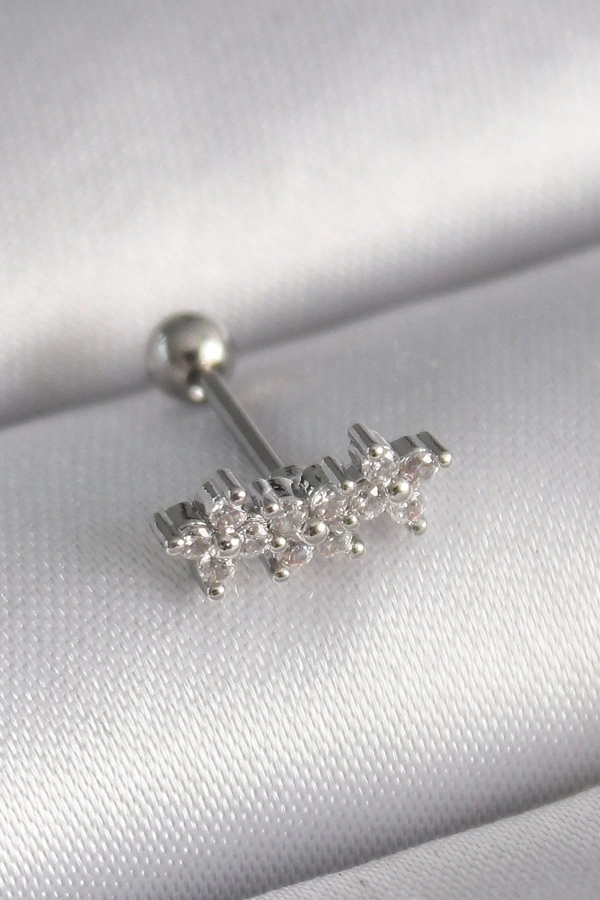 316L Çelik Gümüş Renk Zirkon Taşlı Yonca Tragus Piercing Fiyatı, Yorumları ve Özellikleri