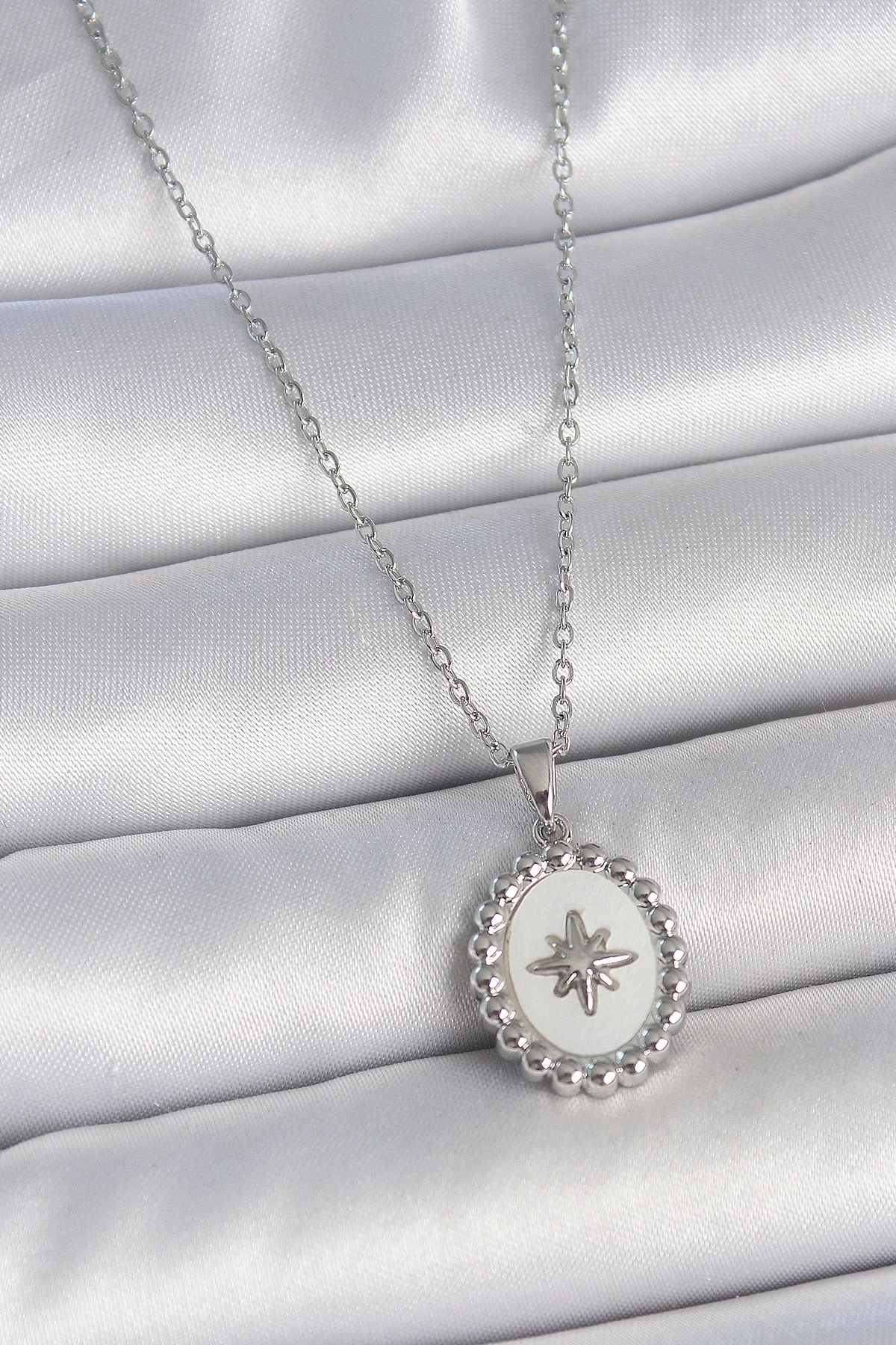 316L Çelik Gümüş Renk Zincir Beyaz Mineli Kutup Yıldız İşlemeli Madalyon Model Kadın Kolye Fiyatı, Yorumları ve Özellikleri