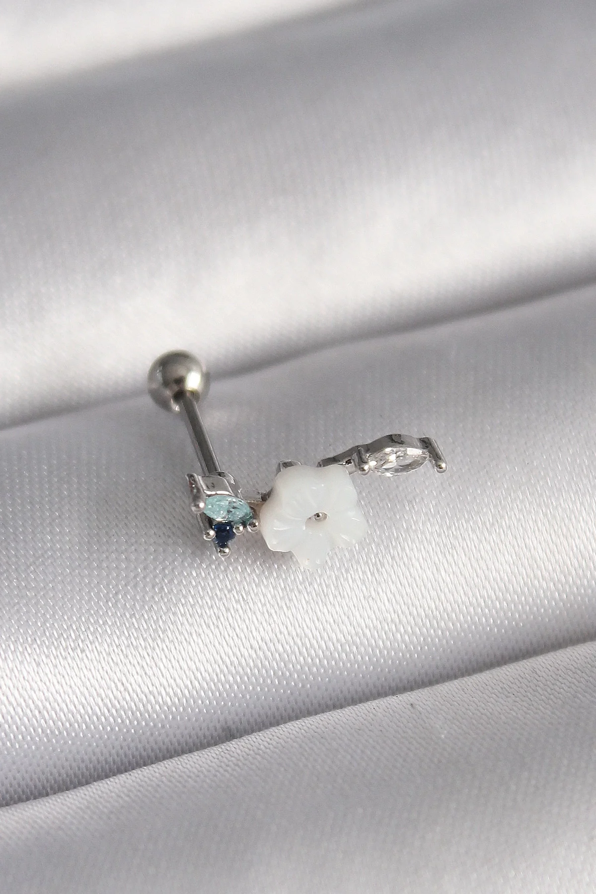 316L Çelik Gümüş Renk Zirkon Taş Detay Beyaz Çiçek Model Tragus Piercing Fiyatı, Yorumları ve Özellikleri