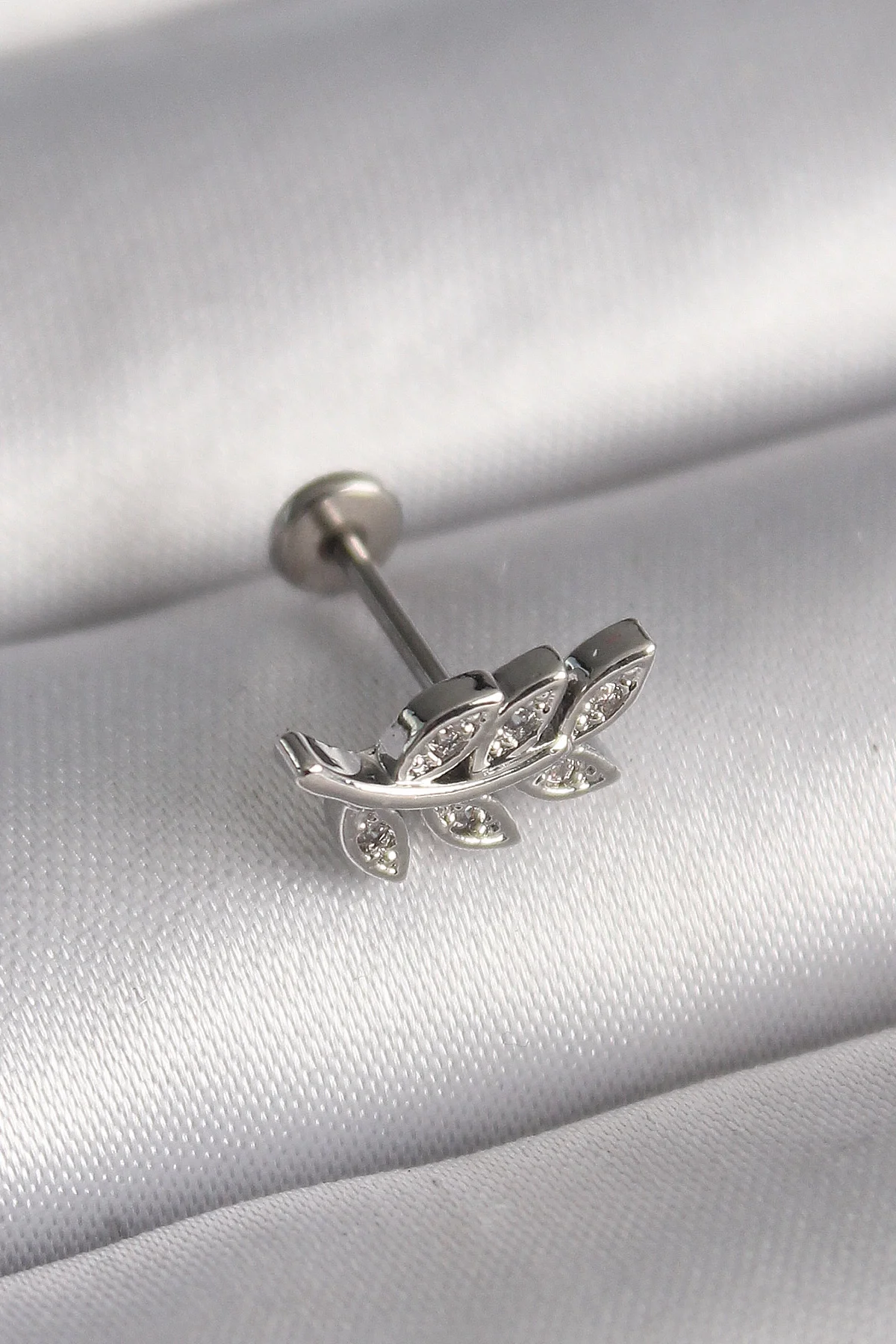 316L Çelik Gümüş Renk Dal Model Zirkon Taş Detaylı Tragus Piercing 316L Çelik Gümüş Renk Dal Model Zirkon Taş Detaylı Tragus Piercing