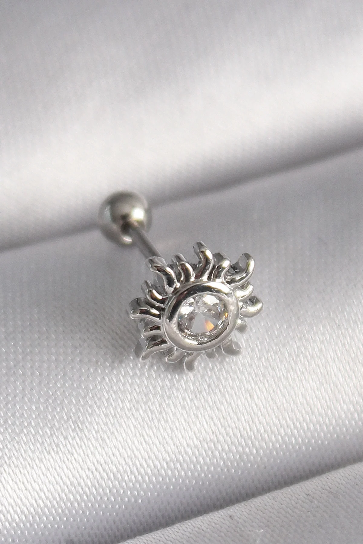 316L Çelik Gümüş Renk Zirkon Taşlı Güneş Tragus Piercing 316L Çelik Gümüş Renk Zirkon Taşlı Güneş Tragus Piercing