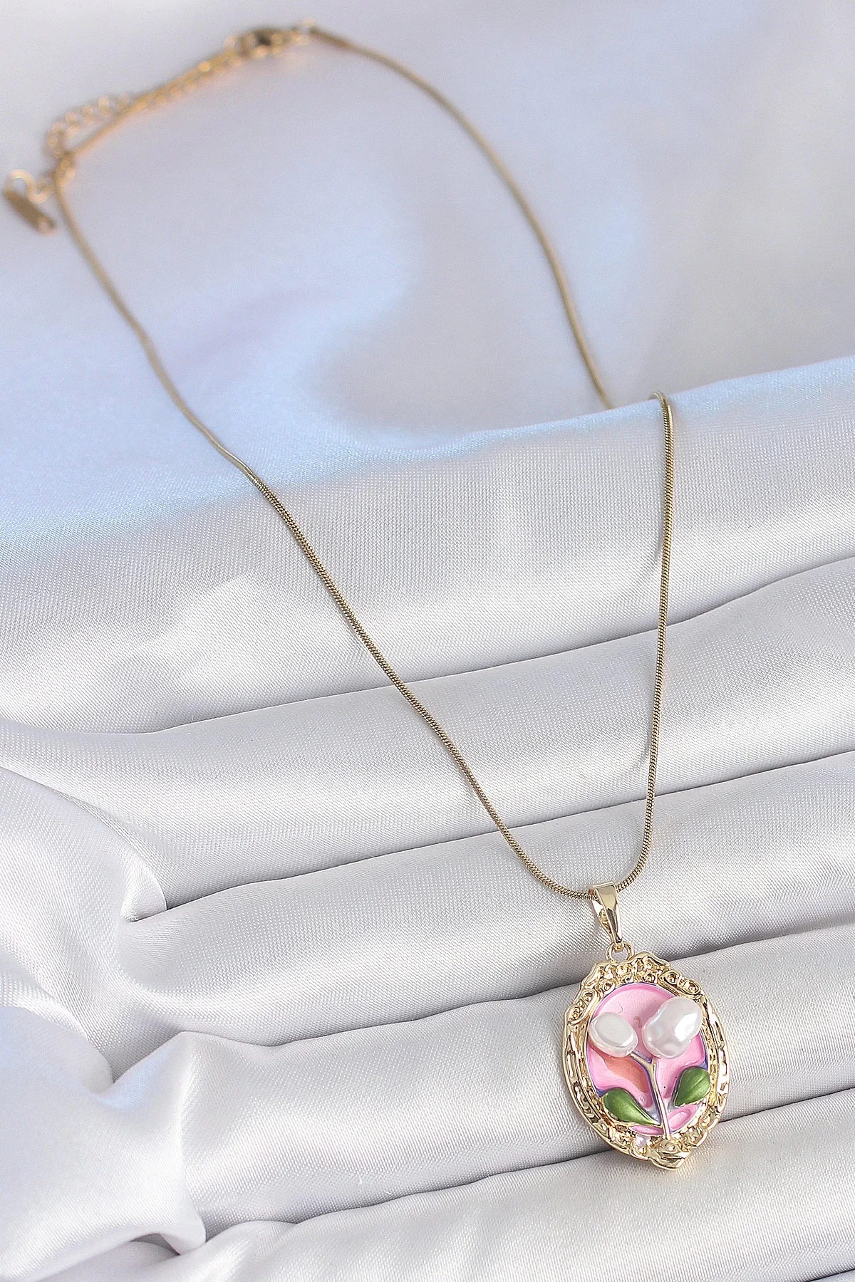 316L Çelik Gold Renk Zincir Pembe Mineli İncili Çiçek İşlemeli Portre Model Kadın Kolye 316L Çelik Gold Renk Zincir Pembe Mineli İncili Çiçek İşlemeli Portre Model Kadın Kolye