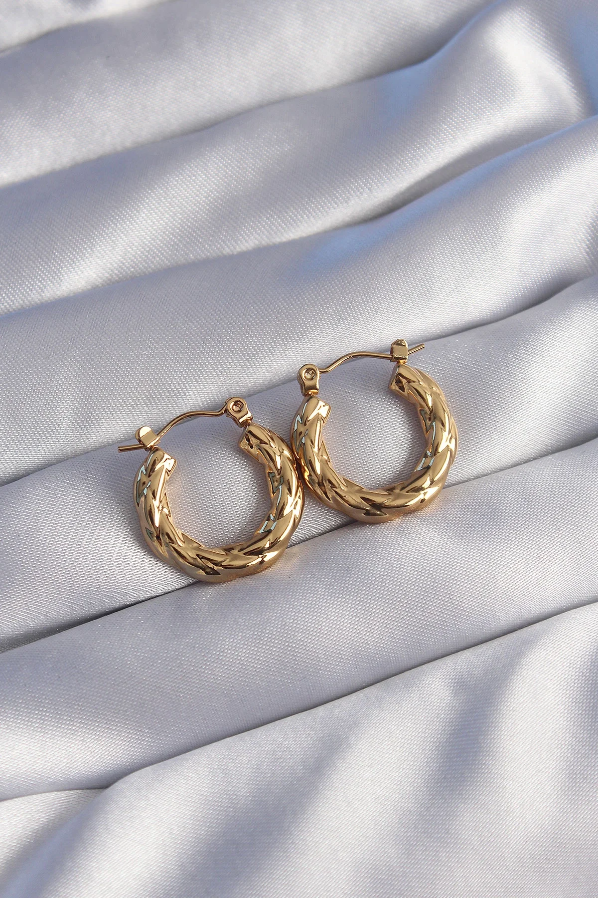 İthalat® 316L Çelik Gold Renk Burgu Görünüm Oval Küpe İthalat® 316L Çelik Gold Renk Burgu Görünüm Oval Küpe