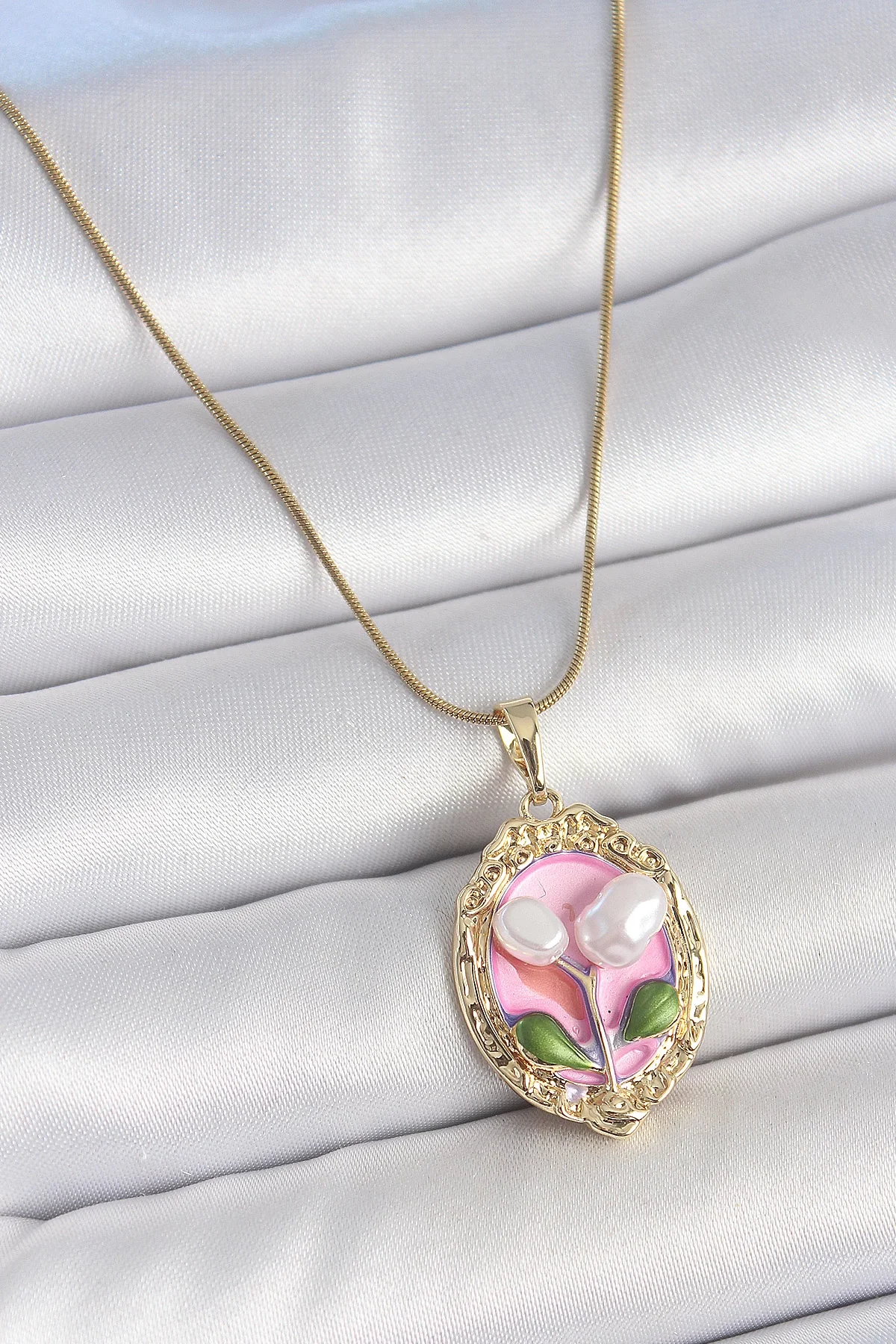 316L Çelik Gold Renk Zincir Pembe Mineli İncili Çiçek İşlemeli Portre Model Kadın Kolye 316L Çelik Gold Renk Zincir Pembe Mineli İncili Çiçek İşlemeli Portre Model Kadın Kolye