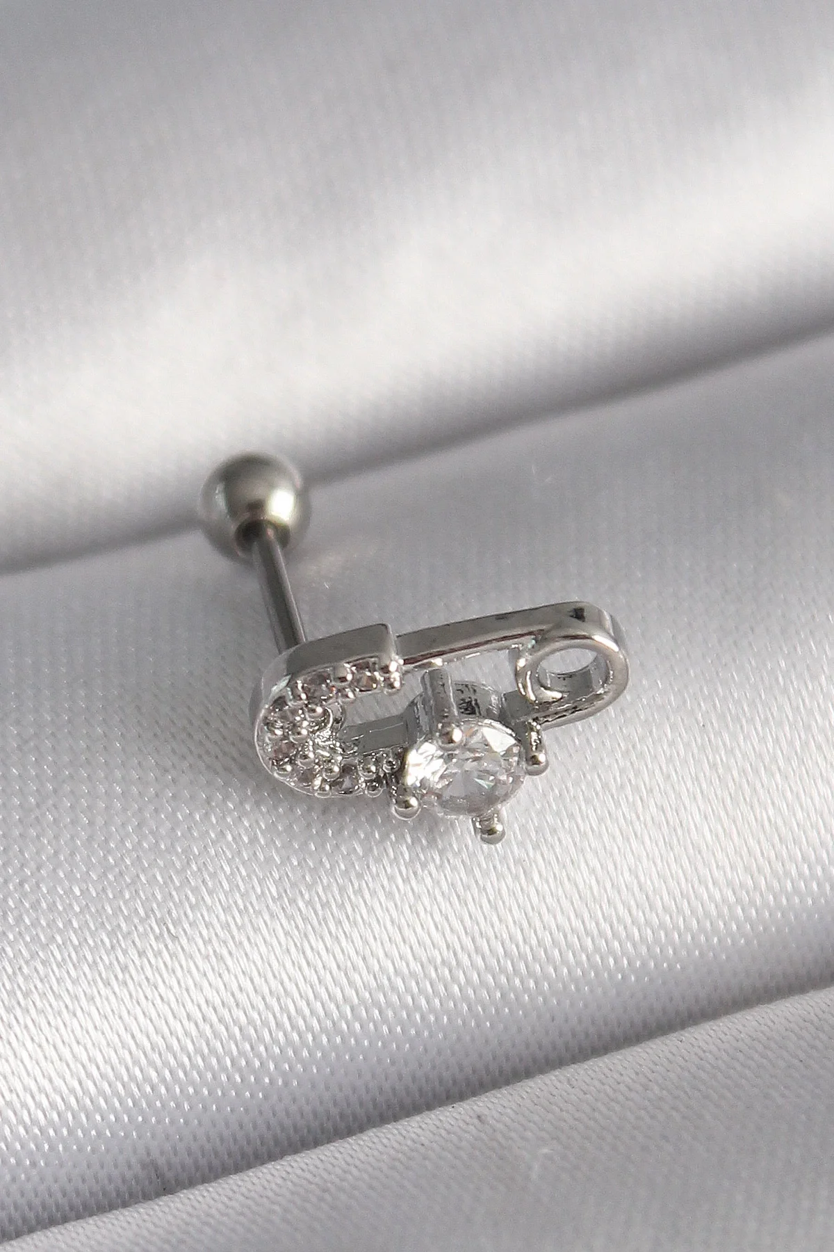316L Çelik Gümüş Renk Zirkon Taşlı Toplu İğne Tragus Piercing 316L Çelik Gümüş Renk Zirkon Taşlı Toplu İğne Tragus Piercing