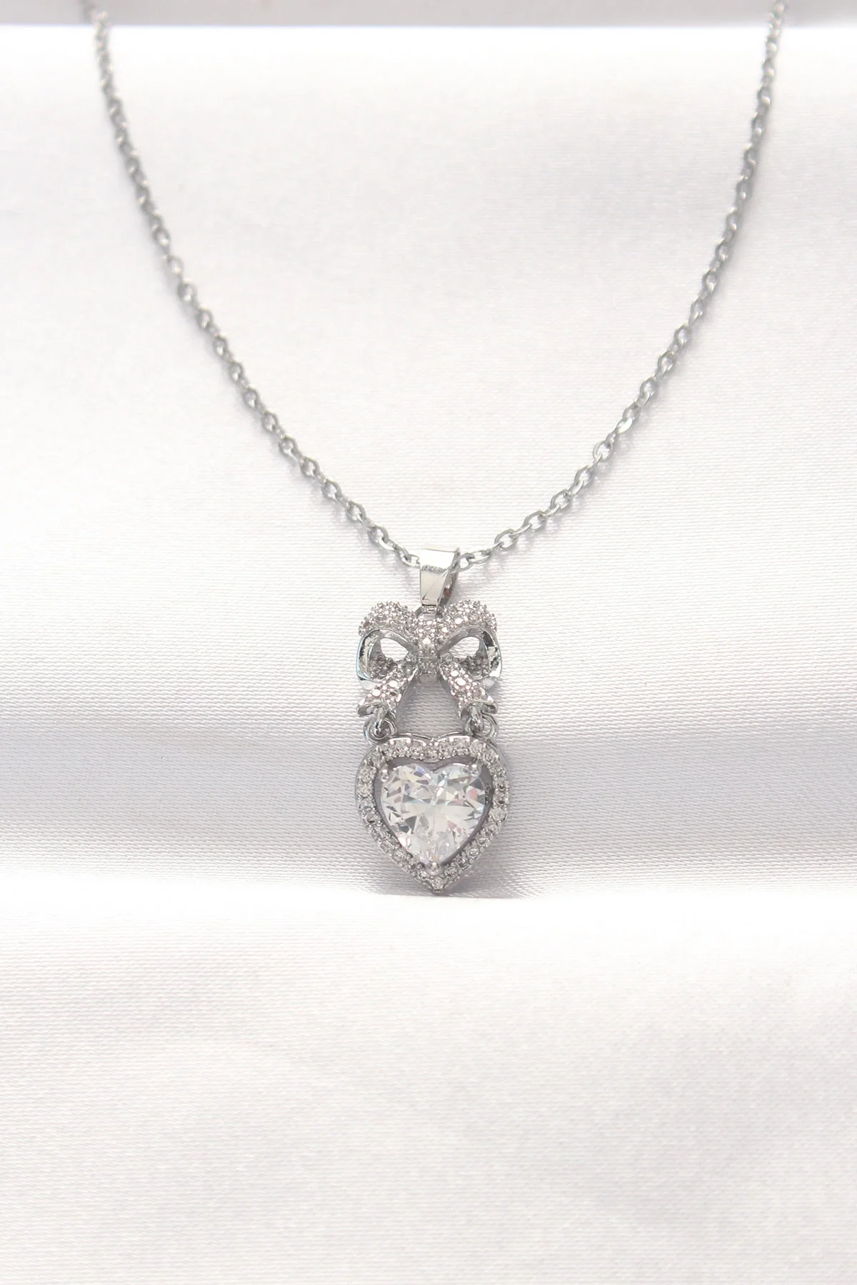 İthalat® 316L Çelik Silver Renk Zirkon Taşlı Kalpli Fiyonk Kolye