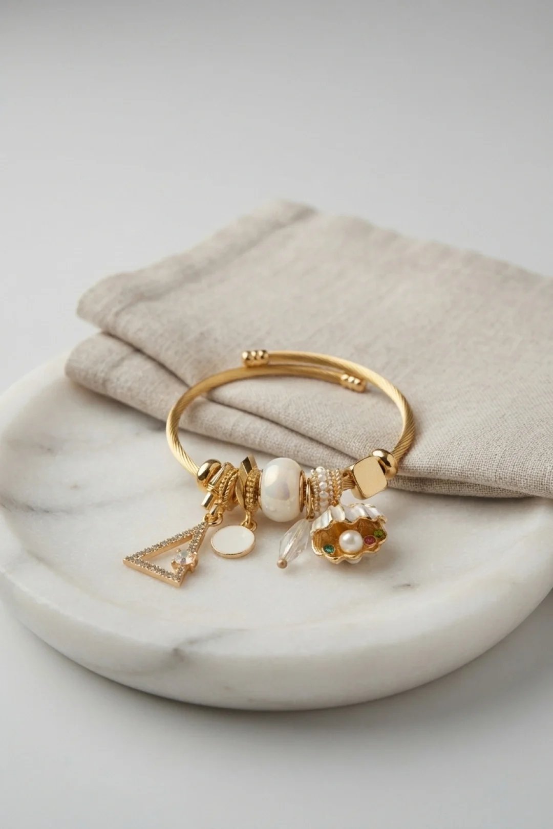 İthalat® Beyaz Deniz Kabuğu Model Gold Renk Charmlı Bileklik