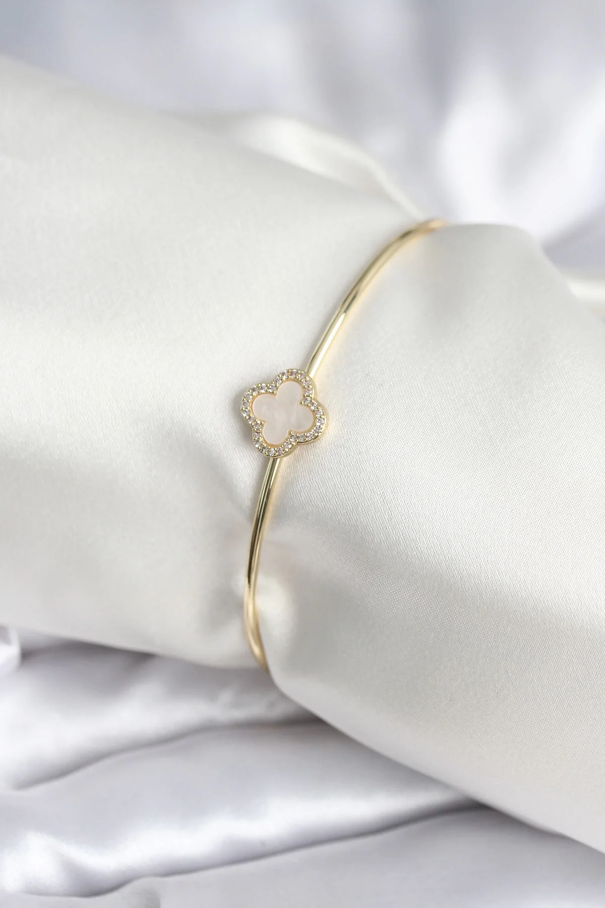 İthalat® Beyaz Sedefli Yonca Model Gold Renk Kadın Bileklik