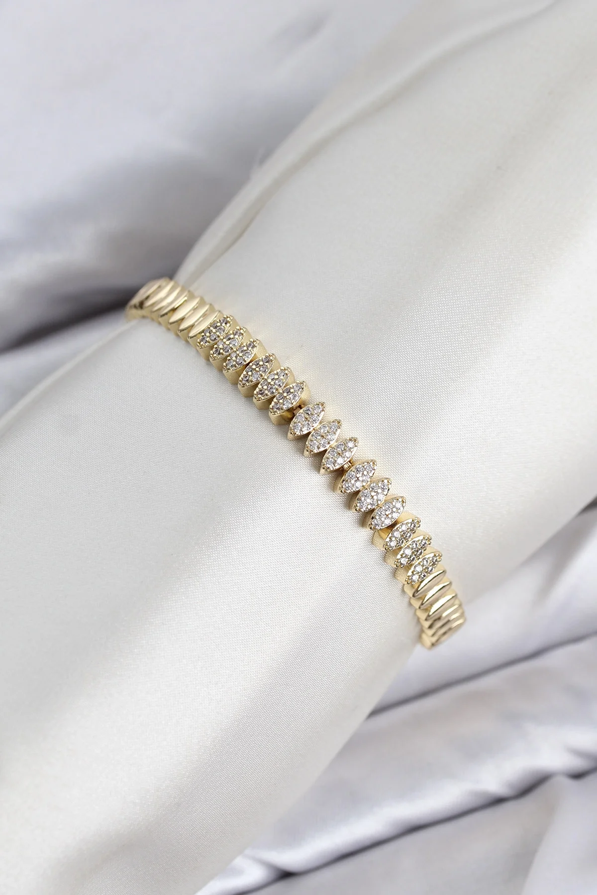 İthalat® CM Arpa Model Zirkon Taşlı VIP Seri Gold Renk Pirinç Kadın Bileklik