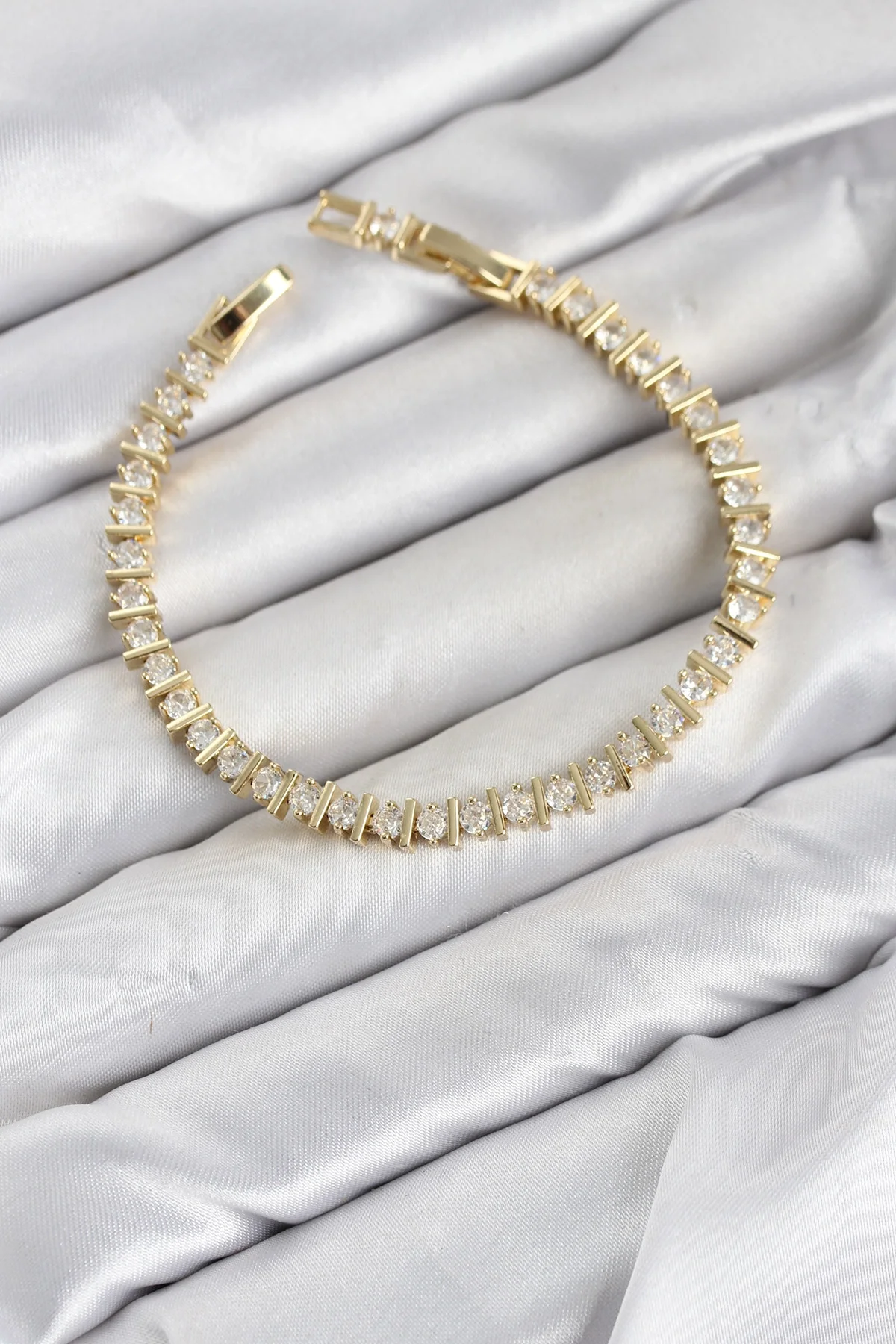 İthalat® CM Şerit Model Zirkon Taşlı VIP Seri Gold Renk Pirinç Kadın Bileklik