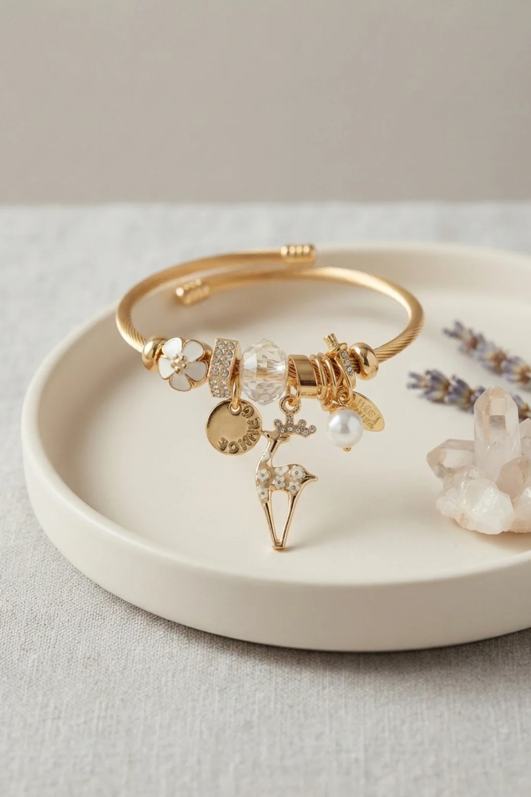 Geyik Model Gold Renk Beyaz Charmlı Bileklik Geyik Model Gold Renk Beyaz Charmlı Bileklik