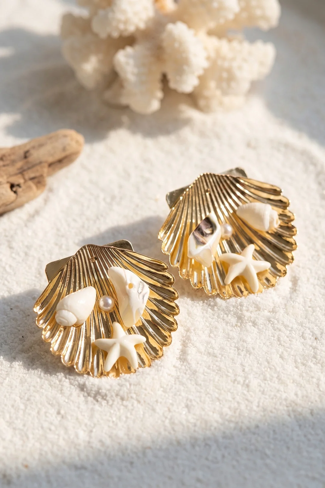 İthalat® Gold Renk Deniz Kabuğu Deniz Yıldızı ve Beyaz Taş Detaylı Küpe