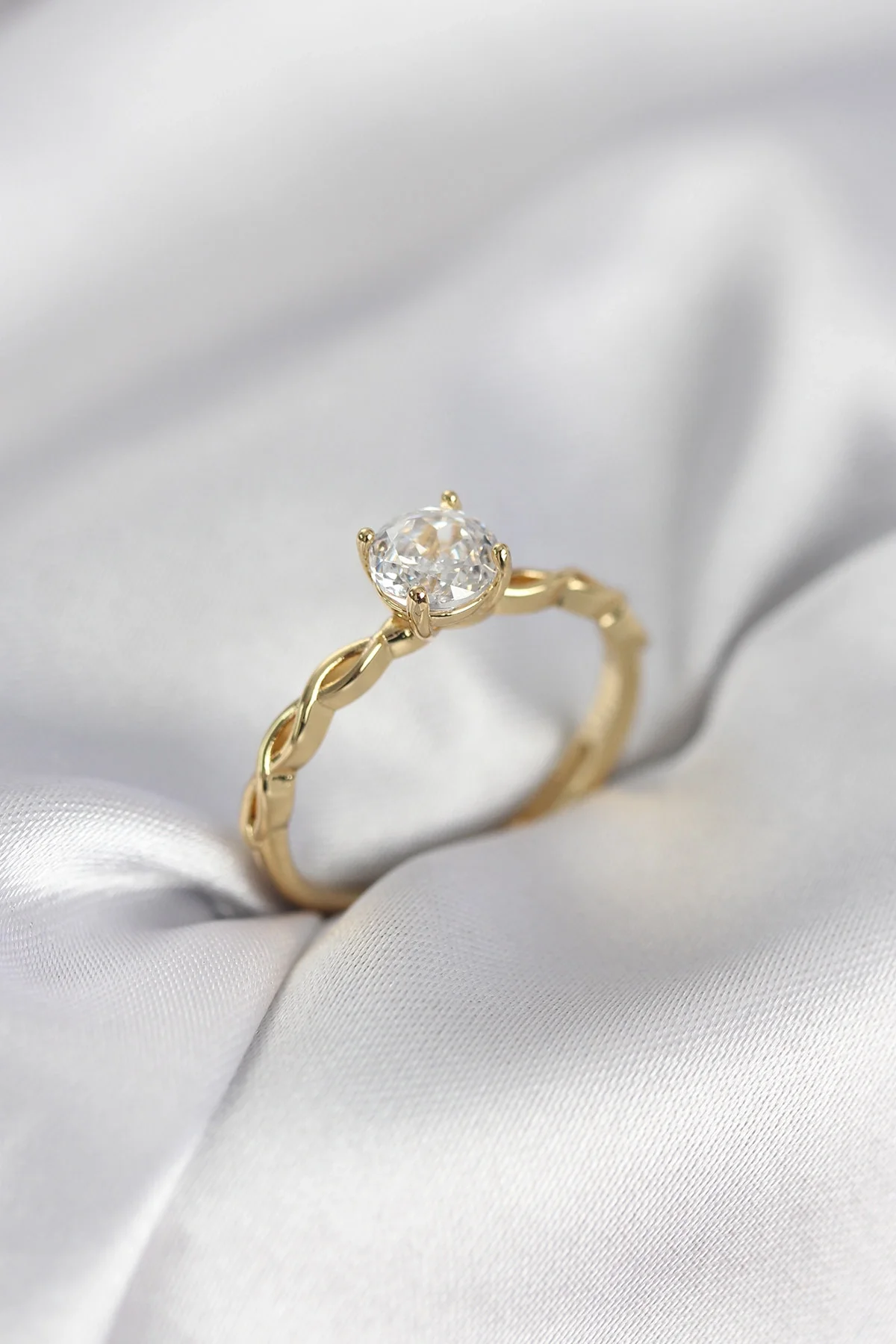 İthalat® Gold Renk Sarmal Zincir Model Tek Taş Model Zirkon Taşlı Kadın Yüzük