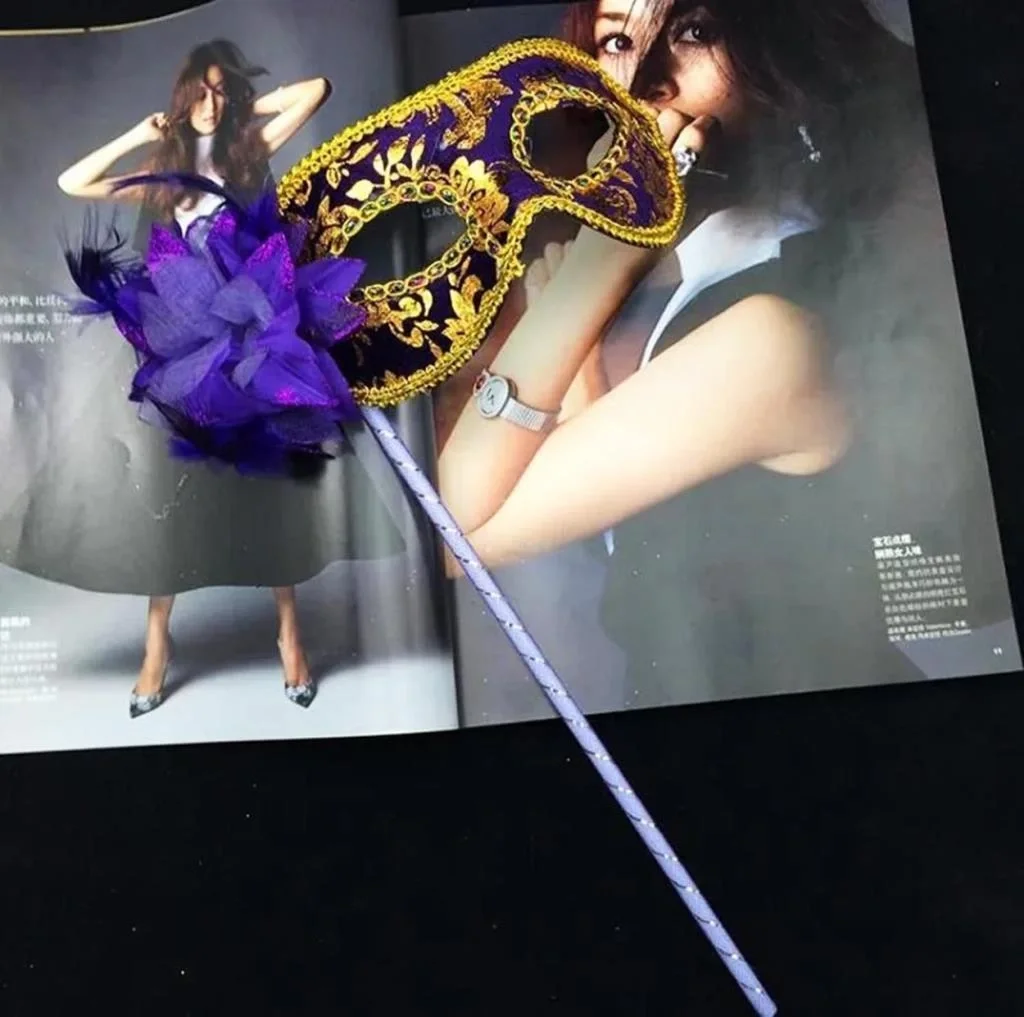 Lüks Taşlı Saplı Maskeli Balo Maskesi Mor Renk 35 cm Lüks Taşlı Saplı Maskeli Balo Maskesi Mor Renk 35 cm