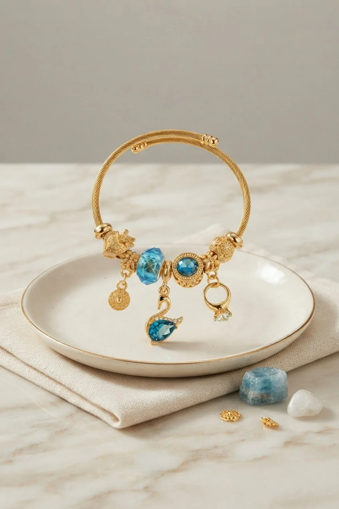 İthalat® Mavi Kuğu Model Gold Renk Charmlı Bileklik