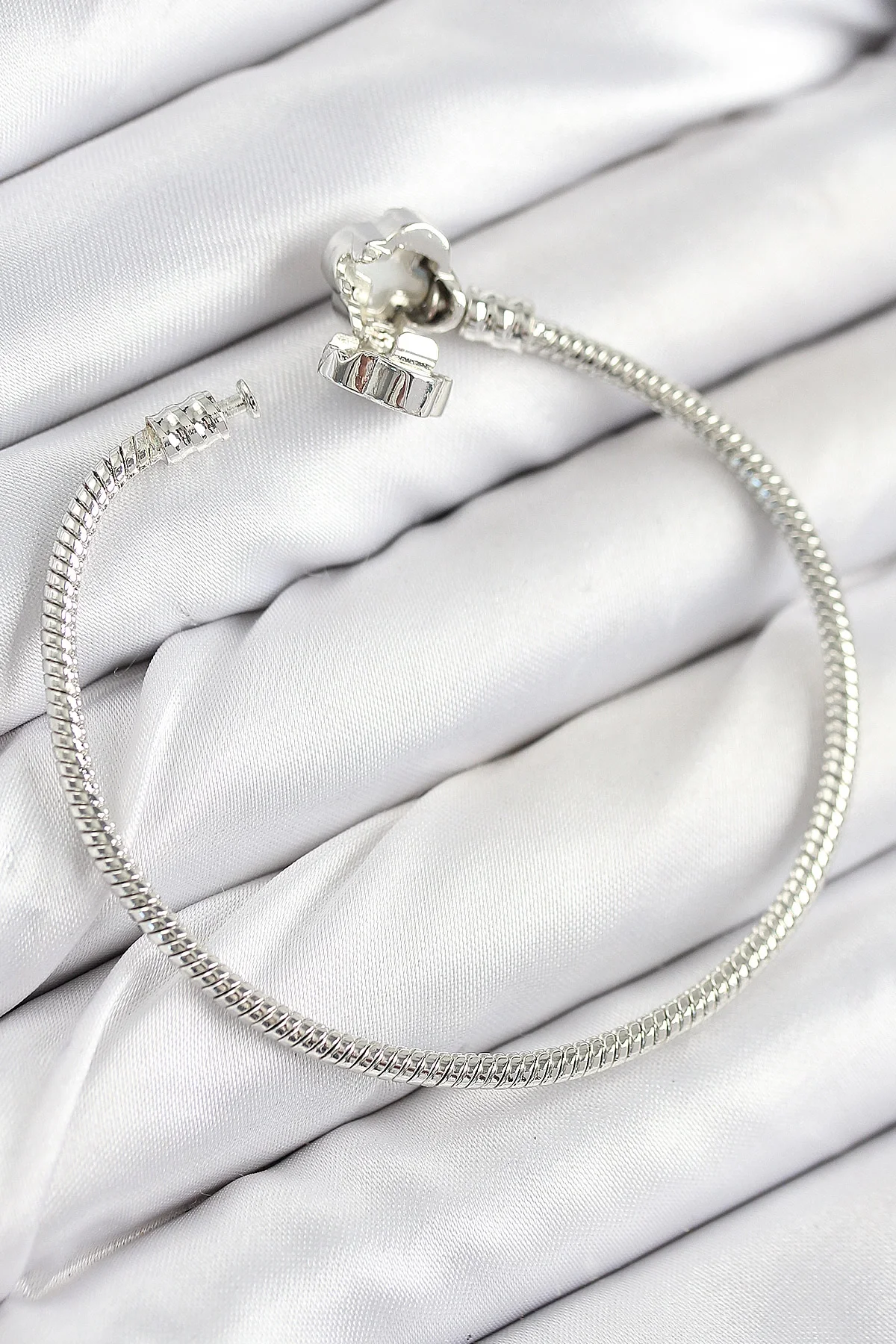 İthalat® Pirinç Charm Zirkon Taşlı Yonca Model Gümüş Renk Kadın Bileklik