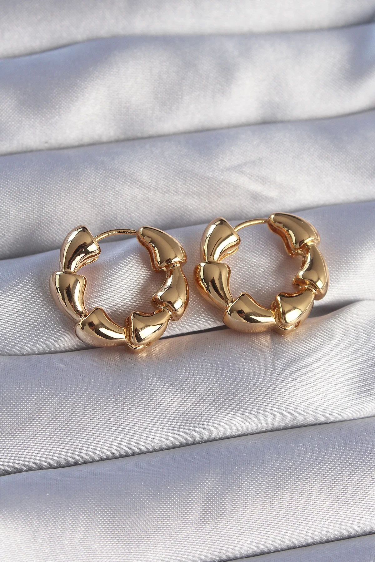 İthalat® Pirinç Gold Renk Damla Kıvrım Tasarımlı Halka Küpe