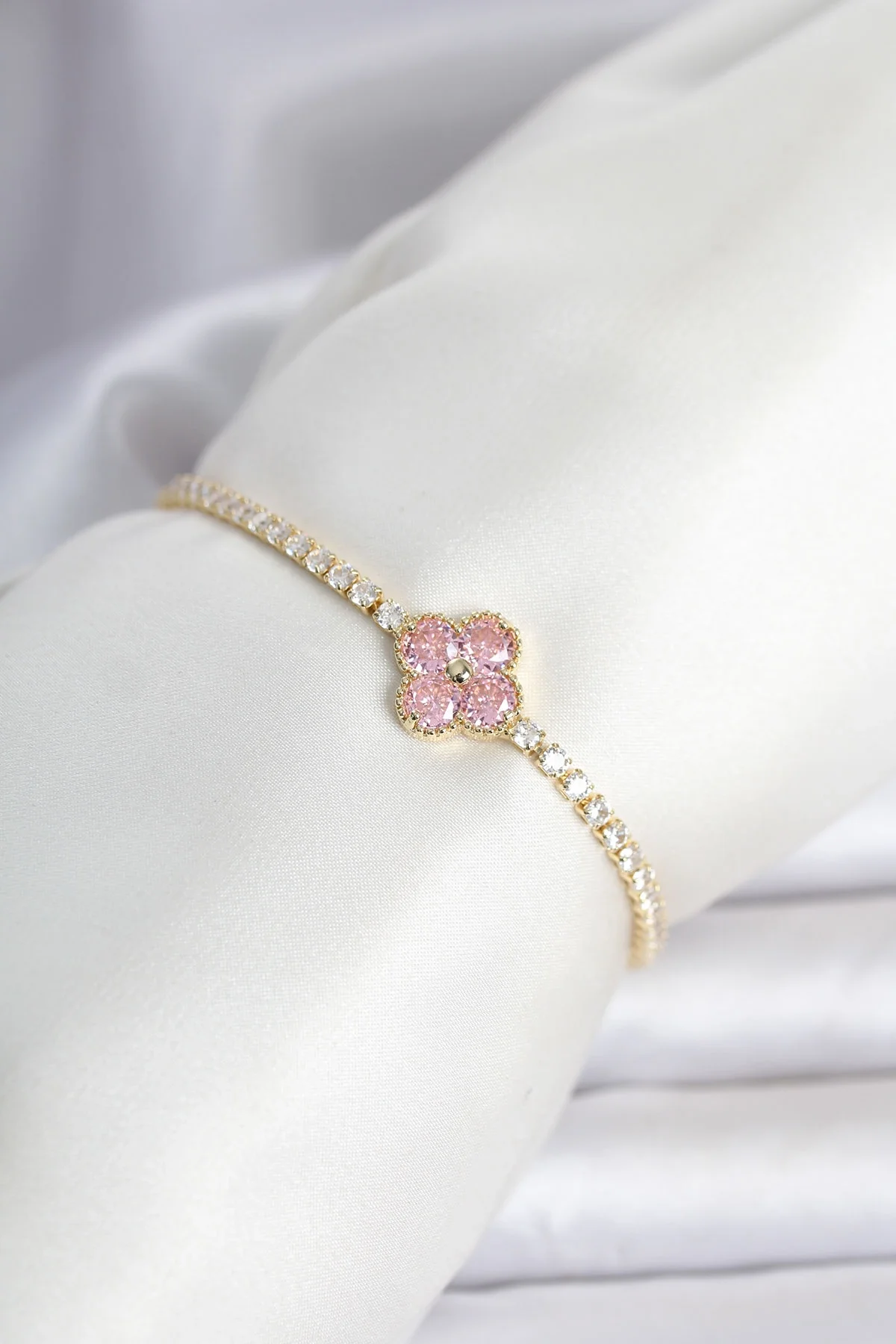 İthalat® Pirinç Gold Renk Pembe Zirkon Taşlı Yonca Model Su Yolu Kadın Bileklik