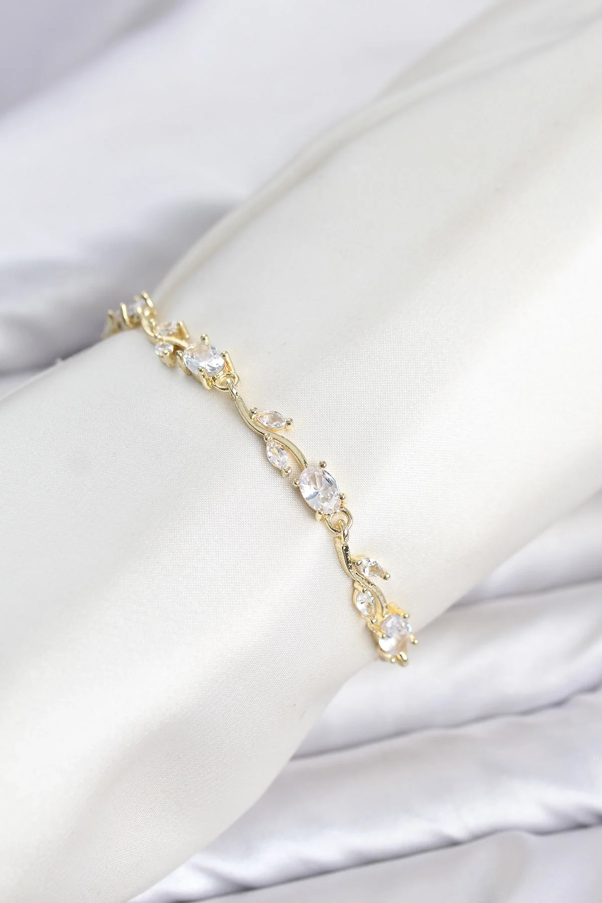 İthalat® Pirinç Gold Renk Zirkon Taşlı Çiçek Model Kadın Bileklik