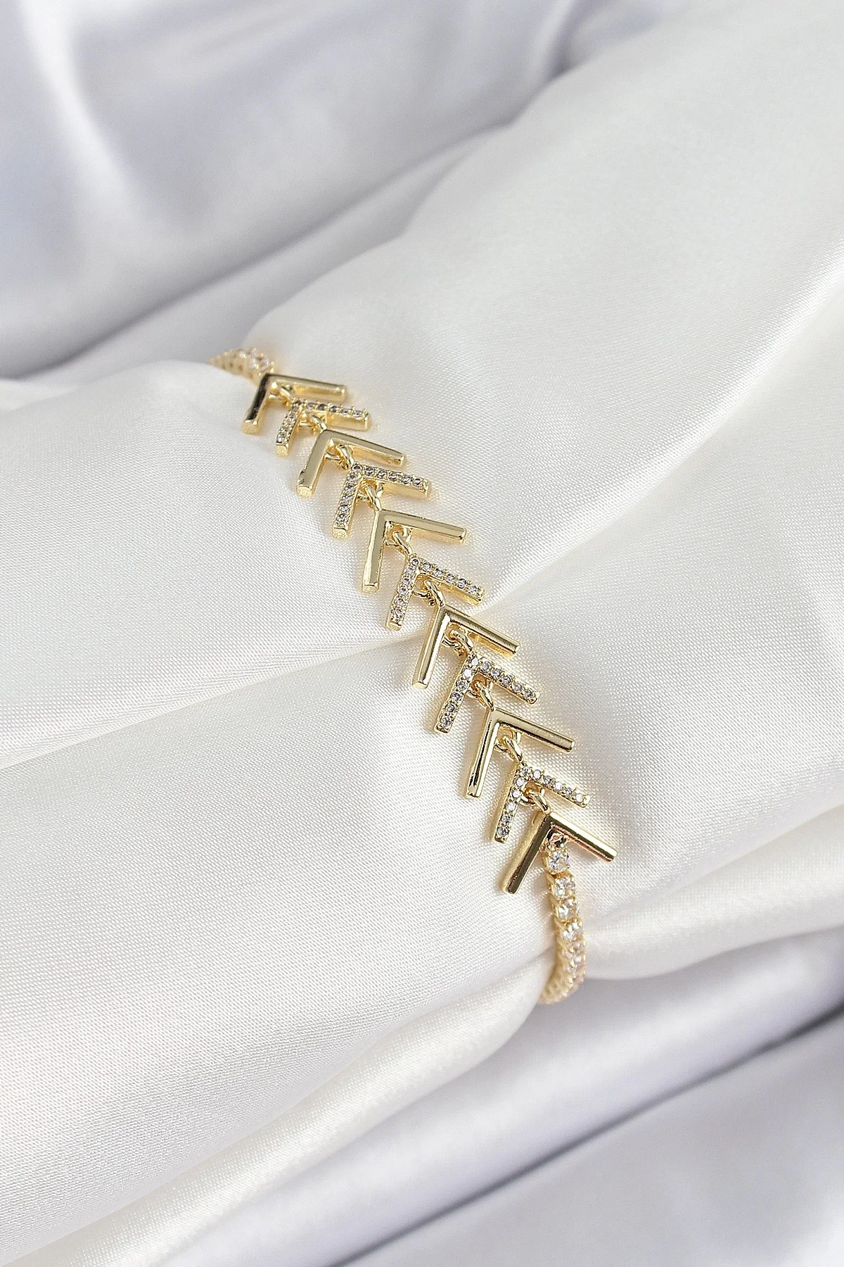 İthalat® Pirinç Gold Renk Zirkon Taşlı Balık Sırtı Kadın Bileklik