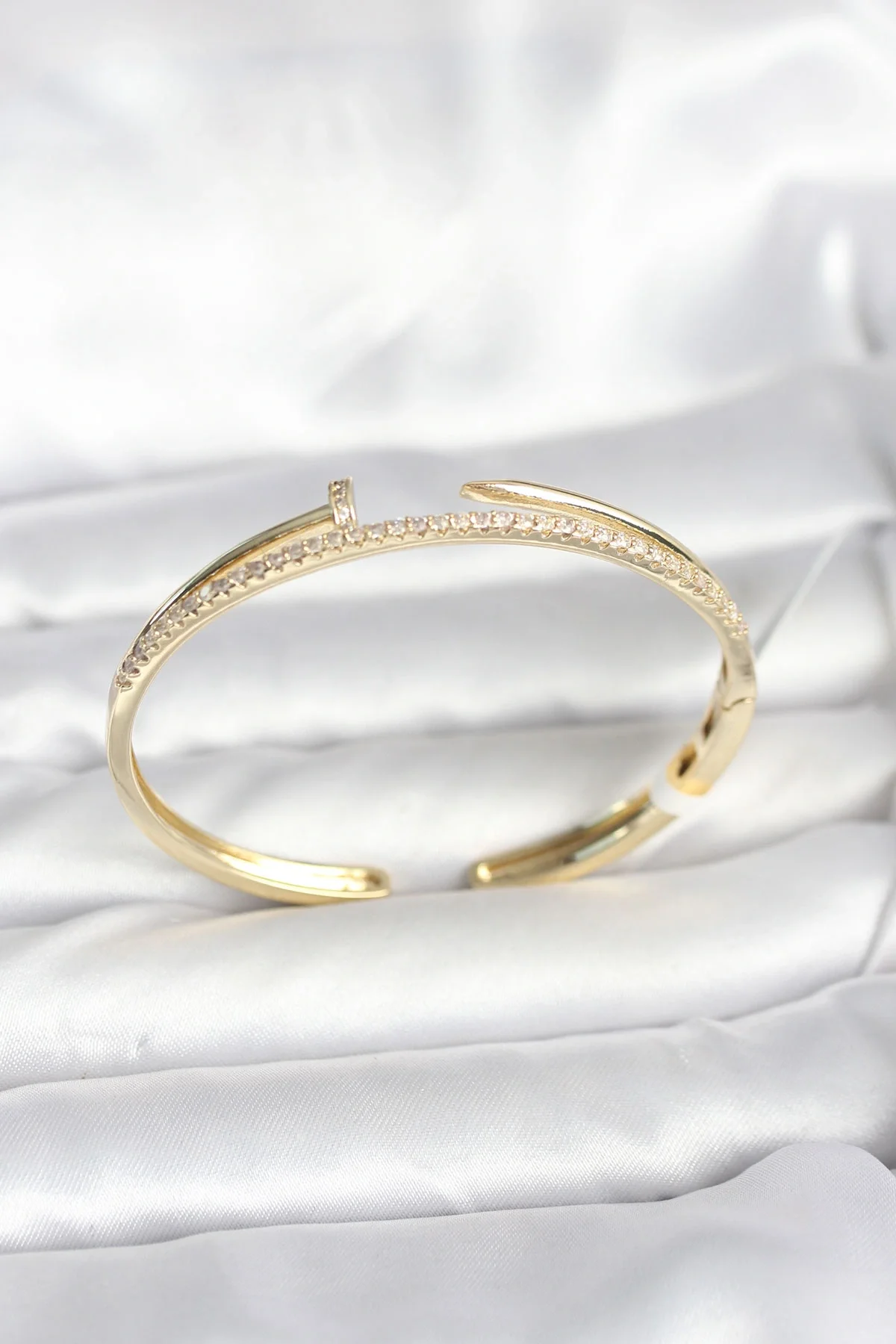 İthalat® Pirinç Gold Renk Zirkon Taşlı Çivi Model Kadın Kelepçe Bileklik