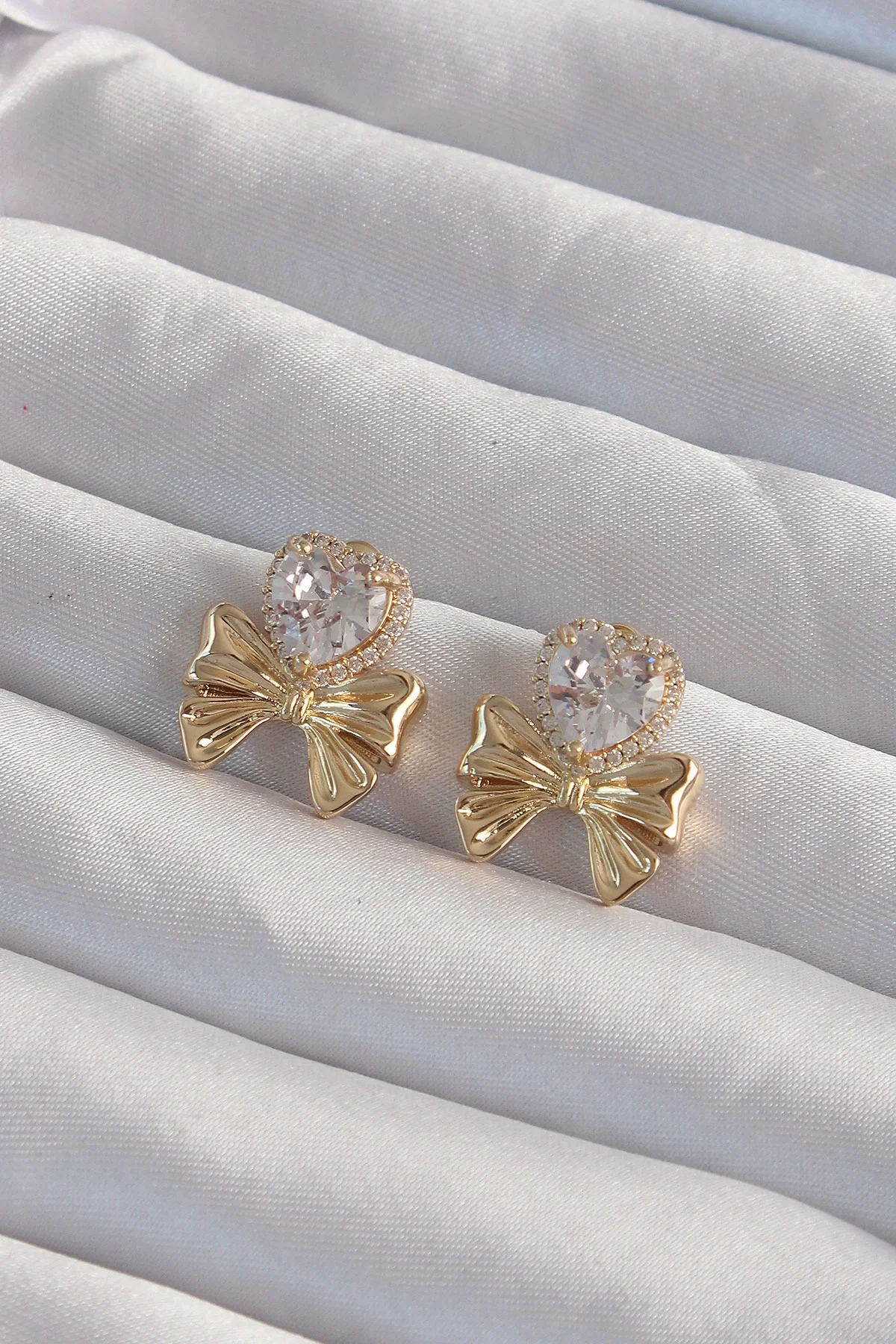 İthalat® Pirinç Gold Renk Zirkon Taşlı Kalp Model Fiyonk Küpe