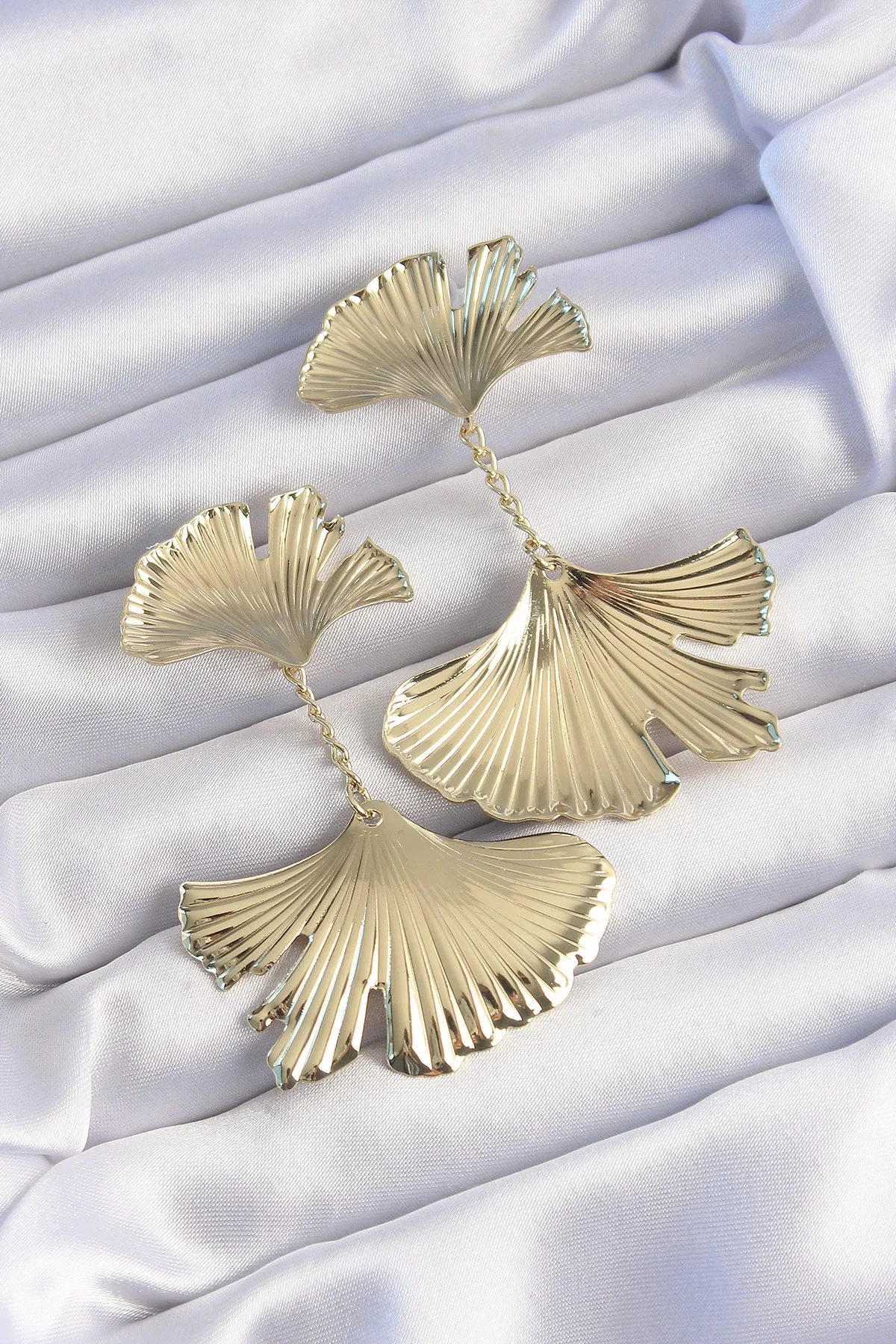 İthalat® Pirinç Gold Renk Tırtıklı Yaprak Model Sallantılı Küpe