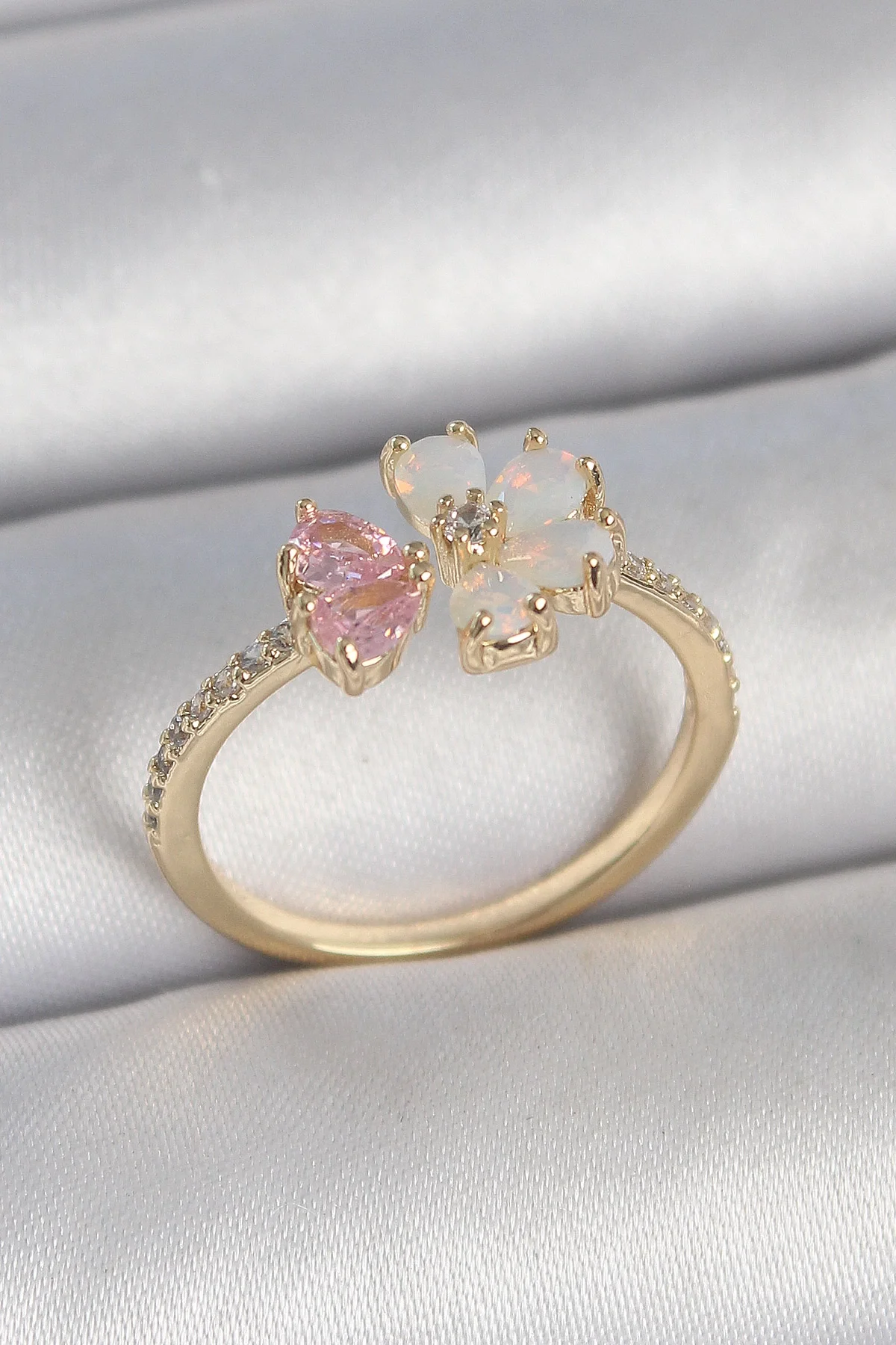 Pirinç Gold Renk Beyaz Mineli Pembe Zirkon Taşlı Çiçek Model Kadın Yüzük