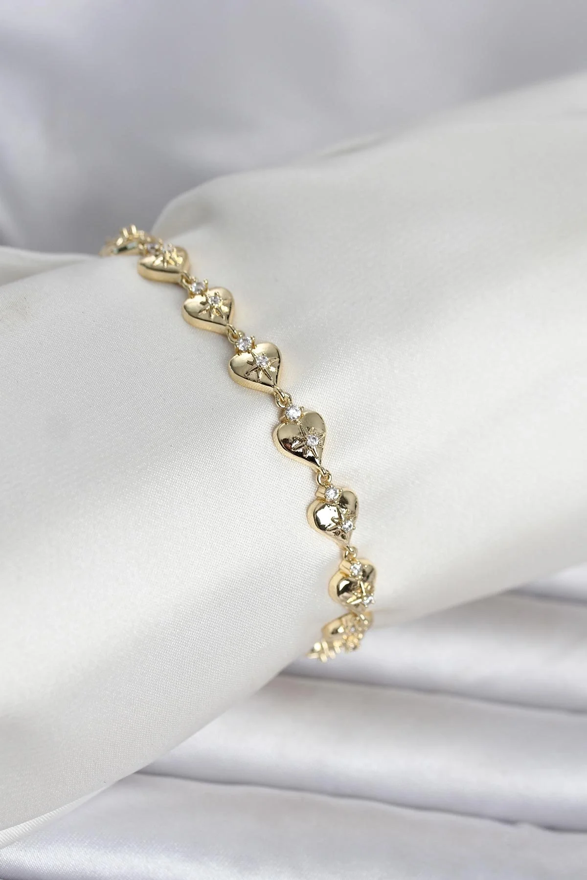 İthalat® Pirinç Gold Renk Kalpli Kutup Yıldızı İşleme Kadın Bileklik