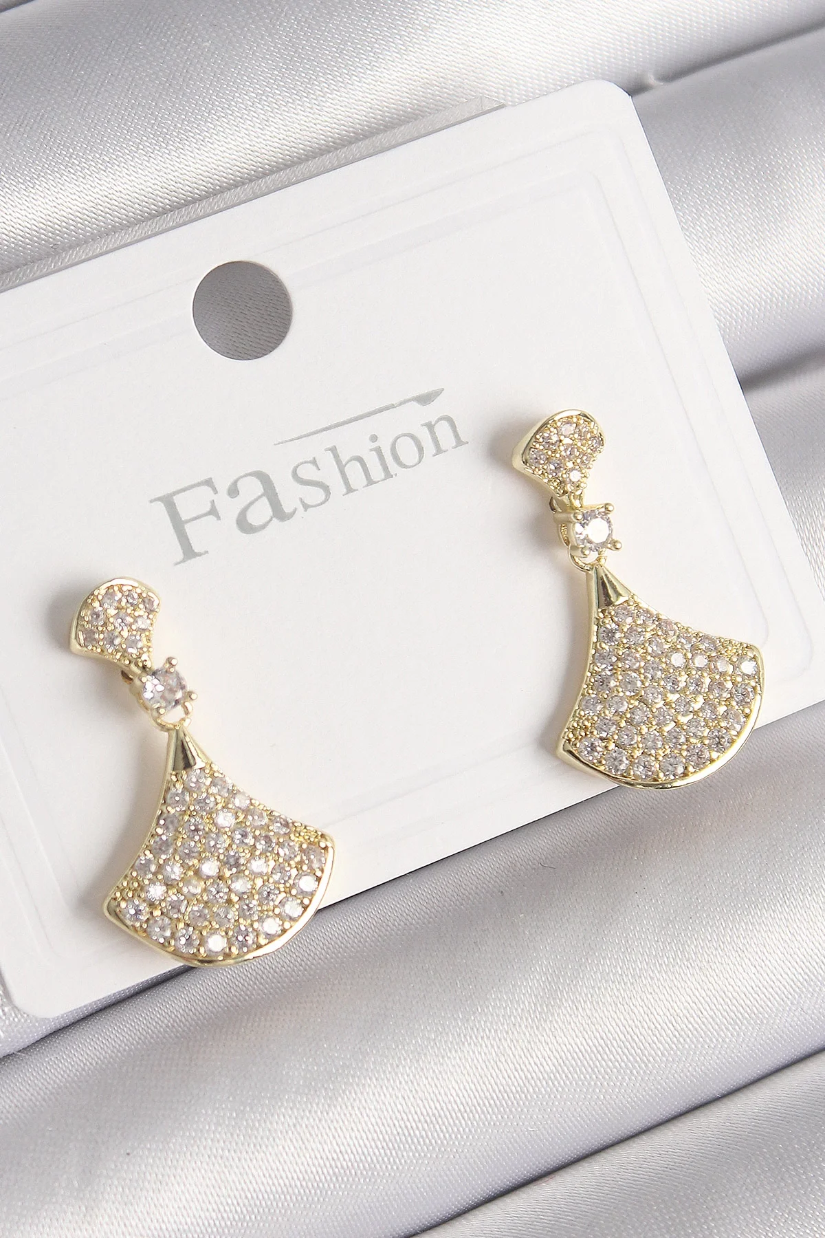 İthalat® Pirinç Gold Renk Zirkon Taşlı Motif Model Kadın Küpe