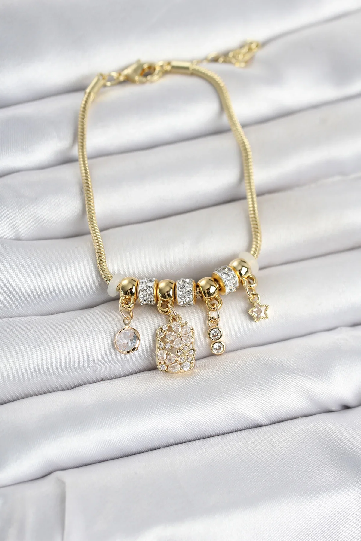 İthalat® Pirinç Gold Renk Çiçek Detaylı Charmlı Kadın Bileklik
