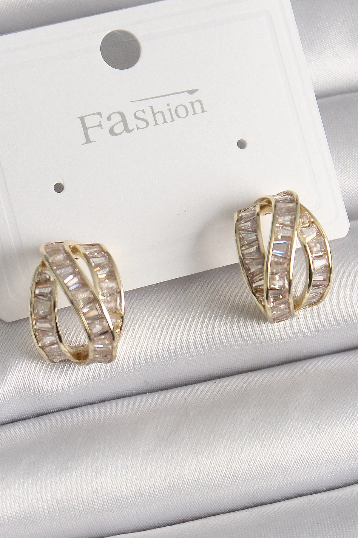 Pirinç Gold Renk Zirkon Taşlı Düğüm Halka Model Kadın Küpe Pirinç Gold Renk Zirkon Taşlı Düğüm Halka Model Kadın Küpe