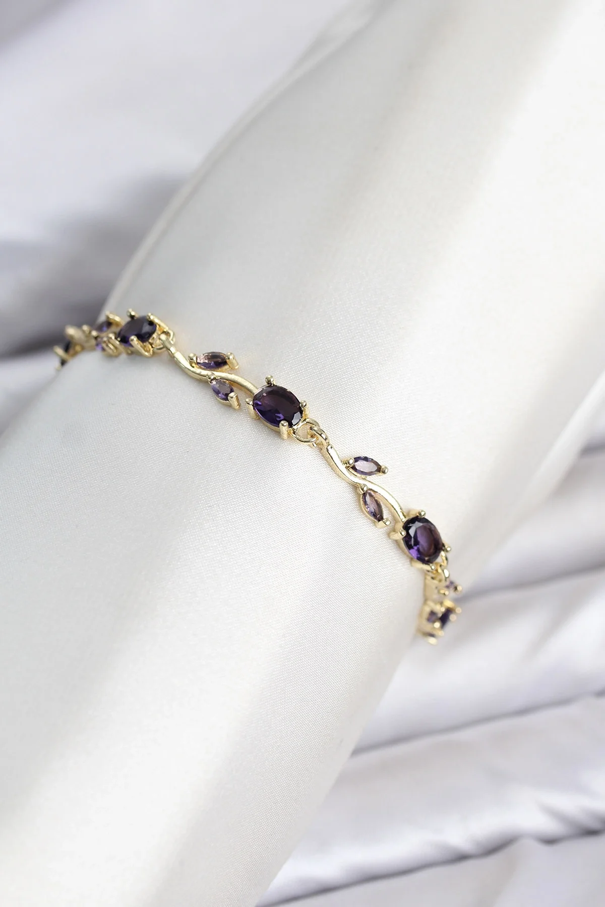 İthalat® Pirinç Gold Renk Mor Zirkon Taşlı Çiçek Model Kadın Bileklik