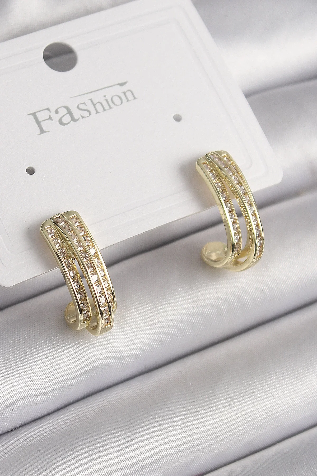 Pirinç Gold Renk Zirkon Taşlı Yarım Halka Model Kadın Küpe Pirinç Gold Renk Zirkon Taşlı Yarım Halka Model Kadın Küpe