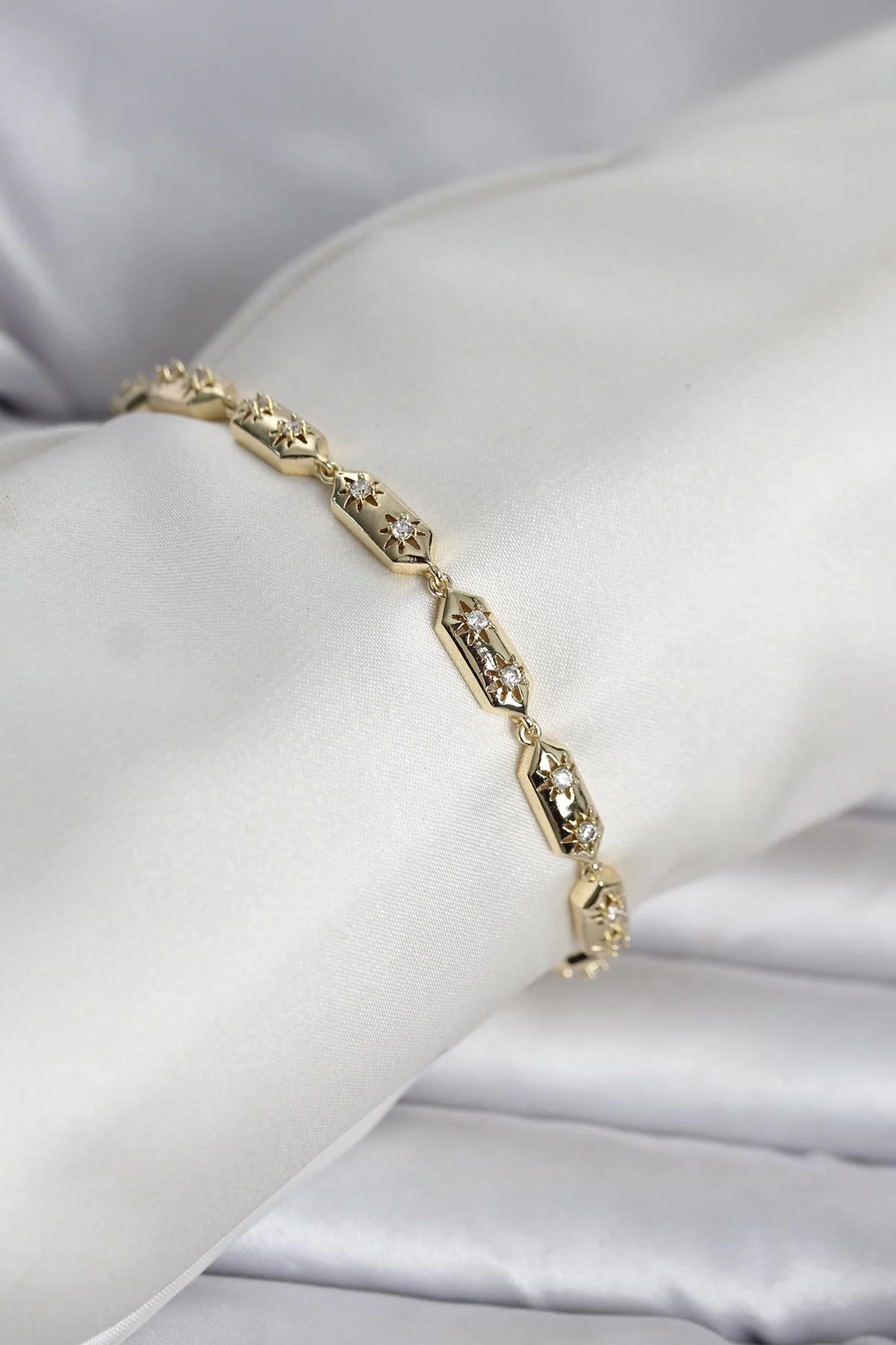 İthalat® Pirinç Gold Renk Kutup Yıldızı İşleme Kadın Bileklik